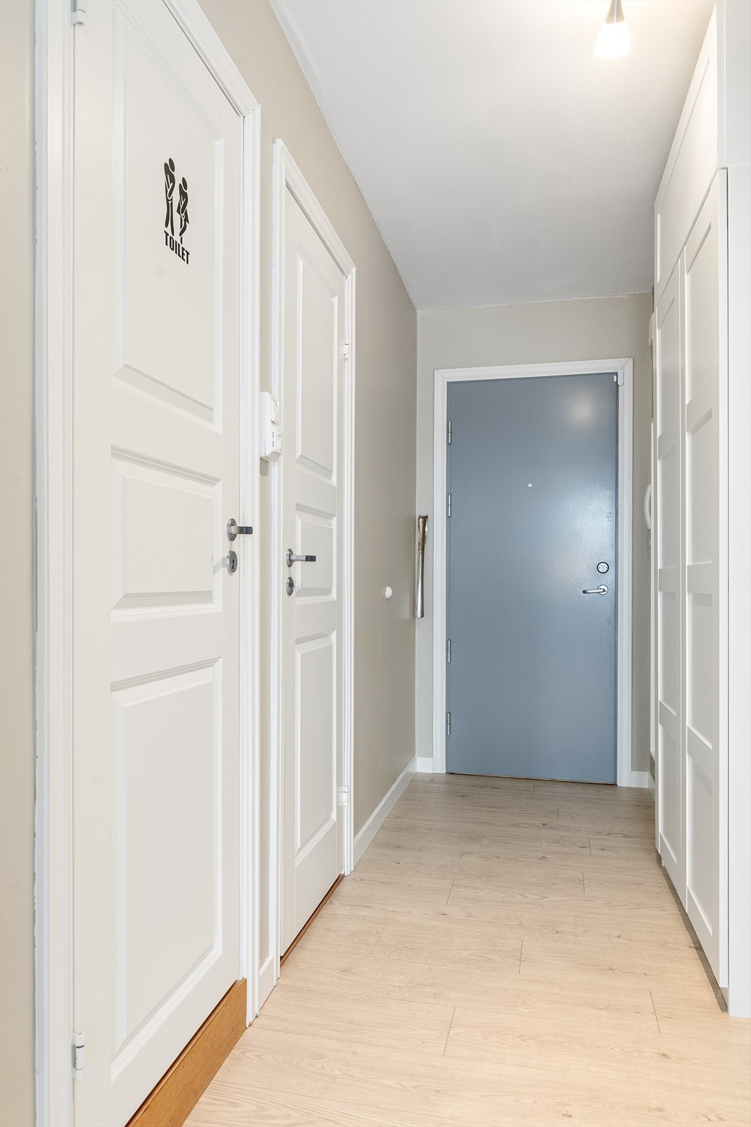 Gangen gir plass for oppbevaring i skap og kommode Galleribilde