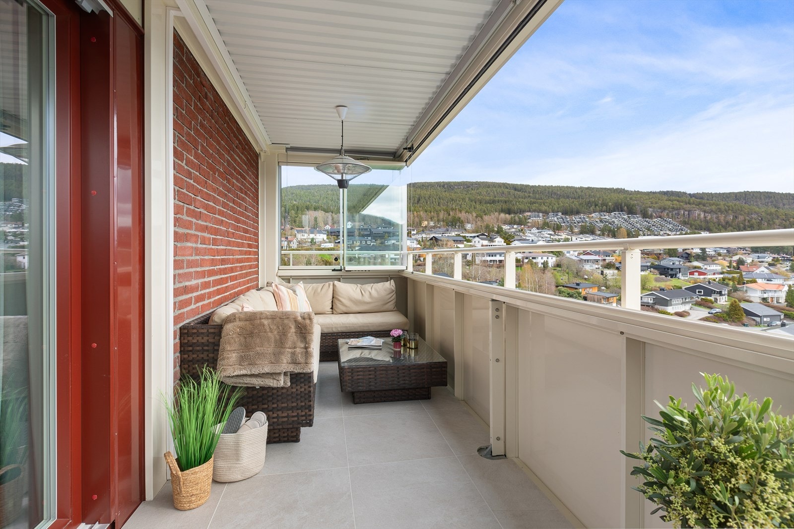 Leiligheten har gode kvaliteter med bl.a innglasset balkong som ligger usjenert og øverst på topp fri for all innsyn . Her kan man nyte tidlig morgen-og formiddagssol i sommerhalvåret. Det er varme i gulvet samt varmelampe. Galleribilde