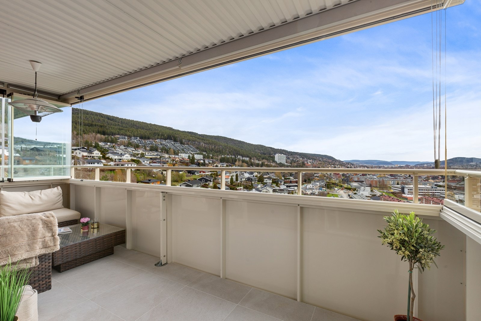 Balkongene ble utvidet og innglasset for noen år siden Galleribilde