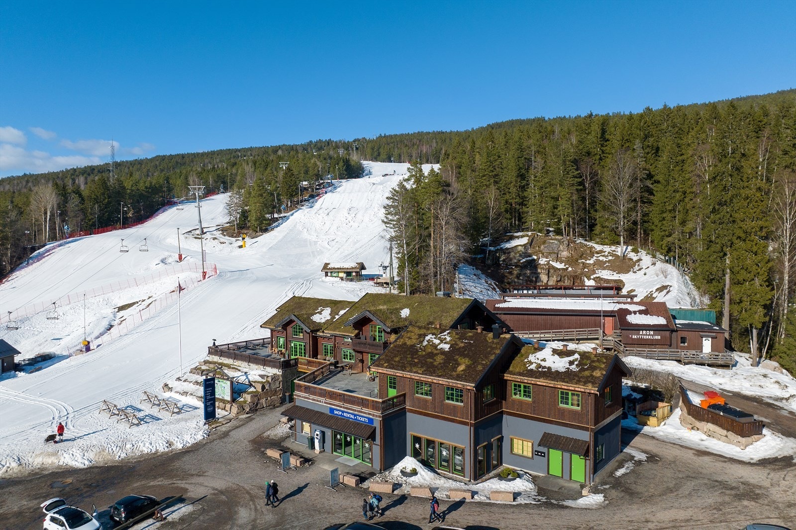 I vinterhalvåret er det et flott skianlegg med alpin bakker opparbeidet med ulik vanskelighetsgrad Galleribilde