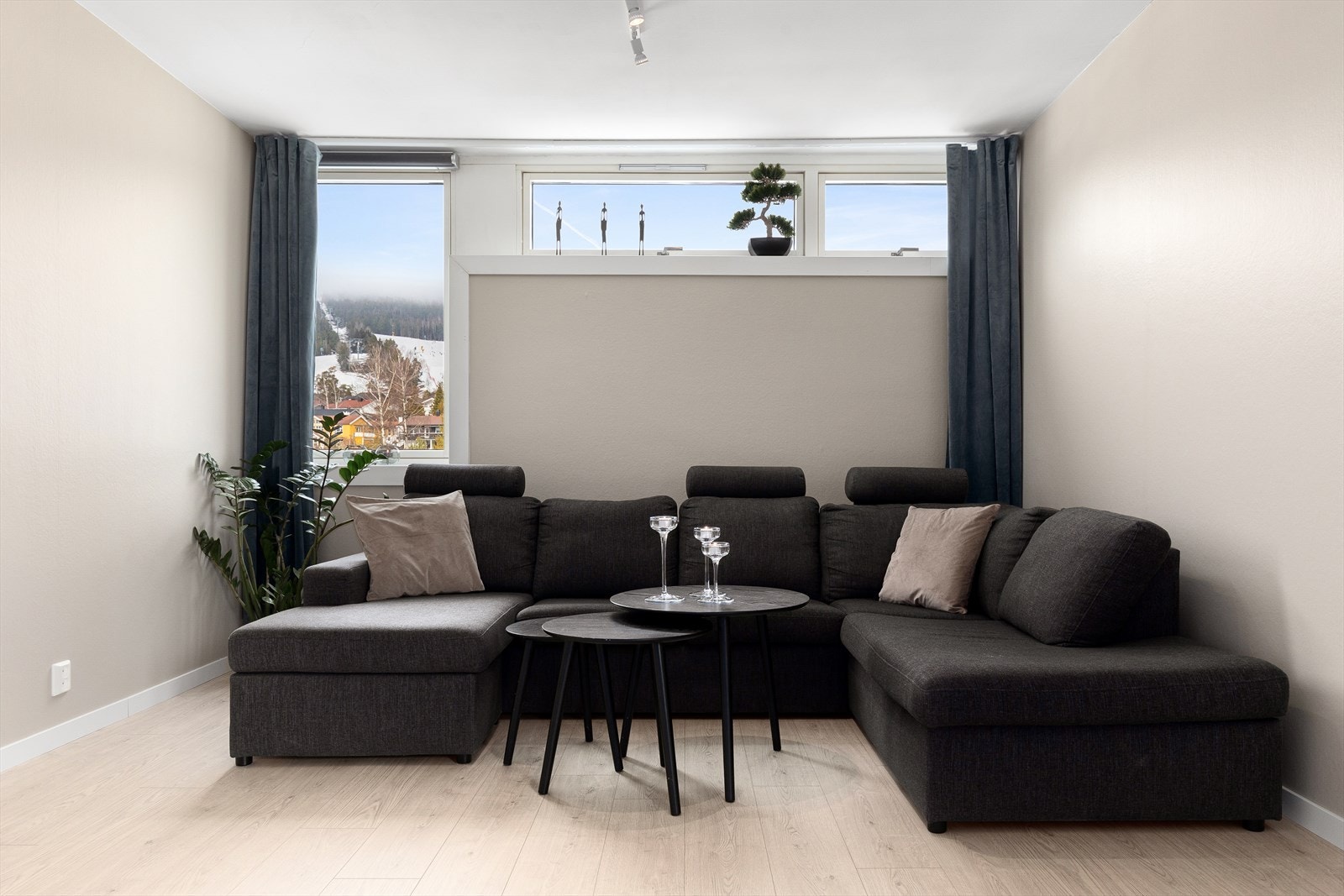 Stuen er oppgradert med nytt gulv og malte vegger Galleribilde