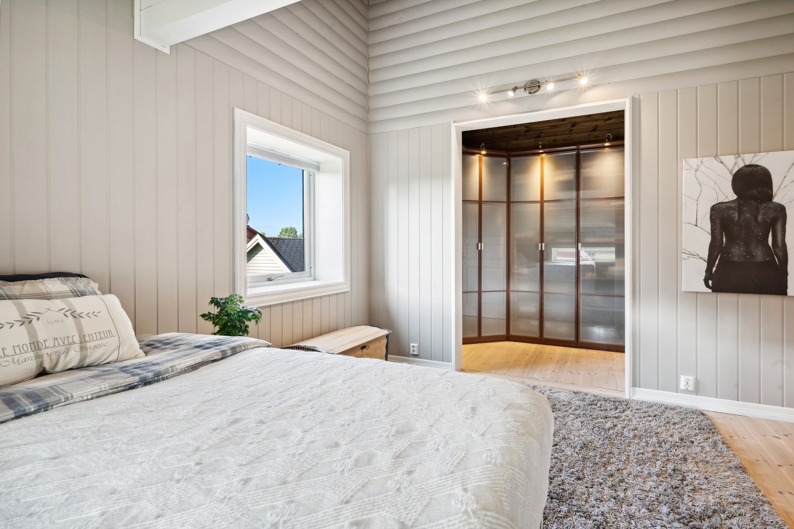 Hovedsoverommet har walk-in garderobe med vinklet skapløsninger samt baderom i suiteløsning . Galleribilde