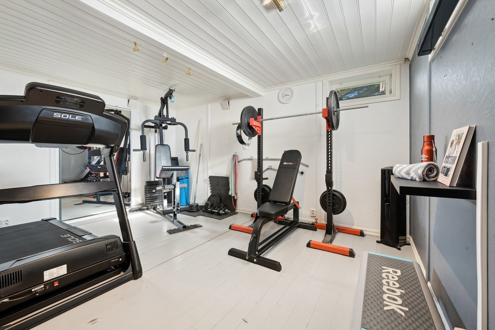 Rom innredet som treningsrom. Selger opplyser at treningsapparater kan selges separat. Galleribilde