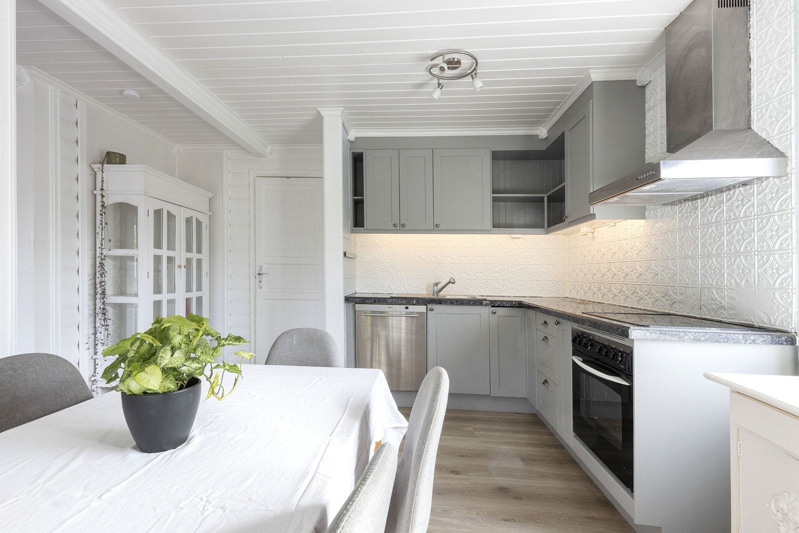 Koselig kjøkken med grå innredning med profilerte fronter Galleribilde