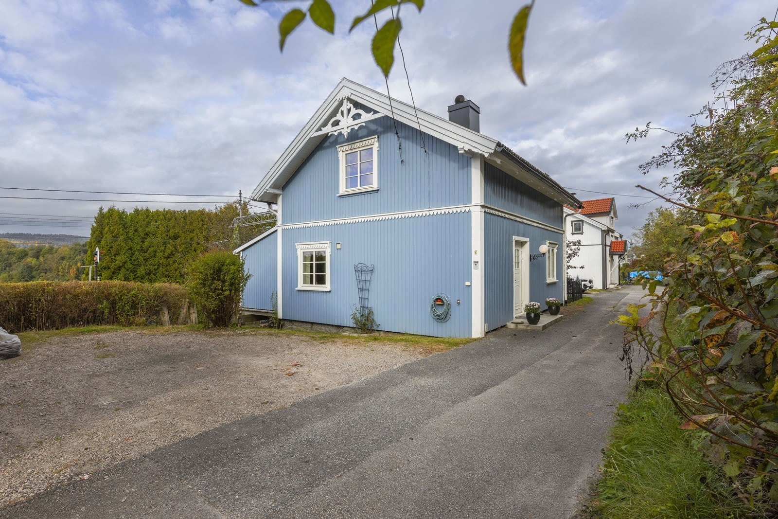 Boligen har parkering på gårdplassen Galleribilde