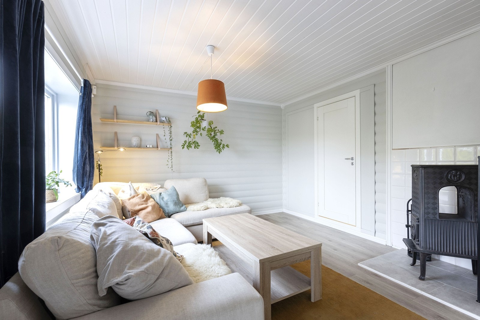 Stue med peisovn til oppvarming Galleribilde