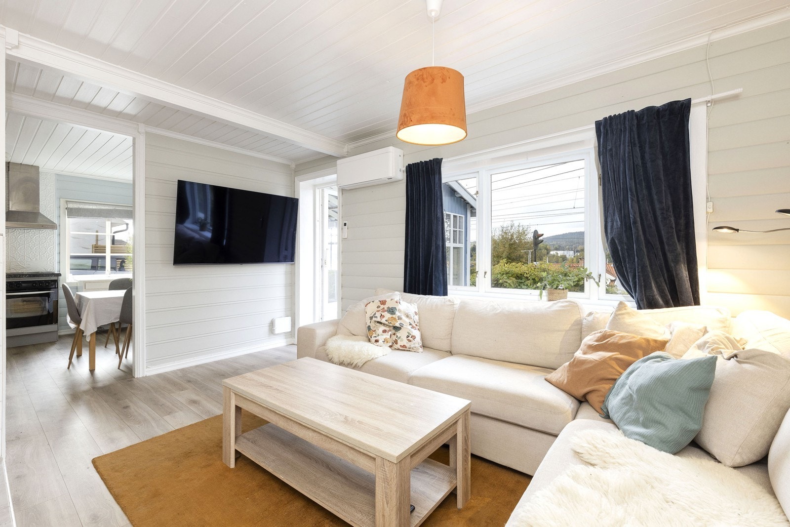 Stuen har utgang til innglasset veranda Galleribilde