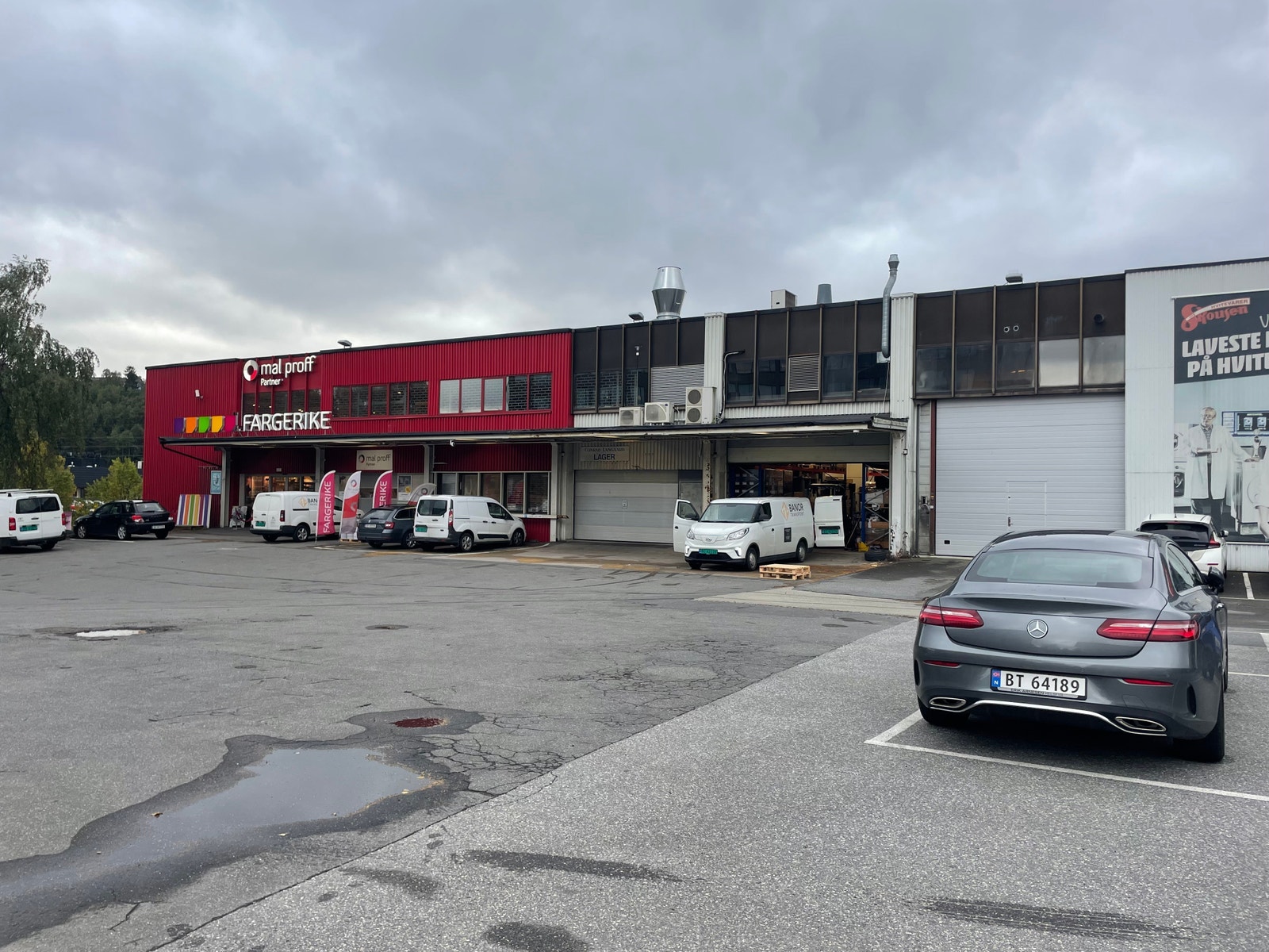 Det er gode parkeringsmuligheter for både kunder og besøkende Galleribilde