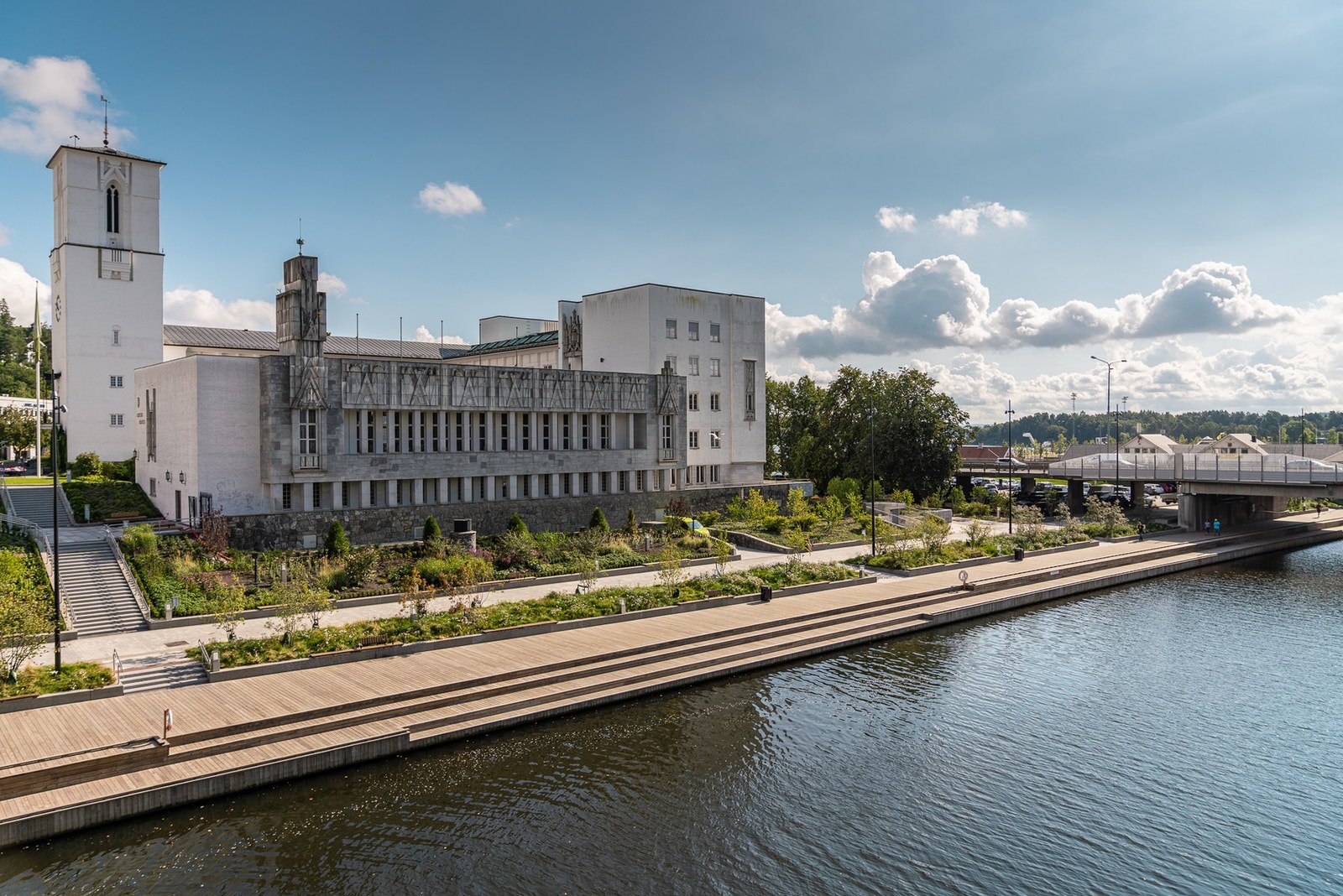 Sandvika Elvepromenade (30 sek gange fra boligen) Bilde: Dronninga Landskap Galleribilde