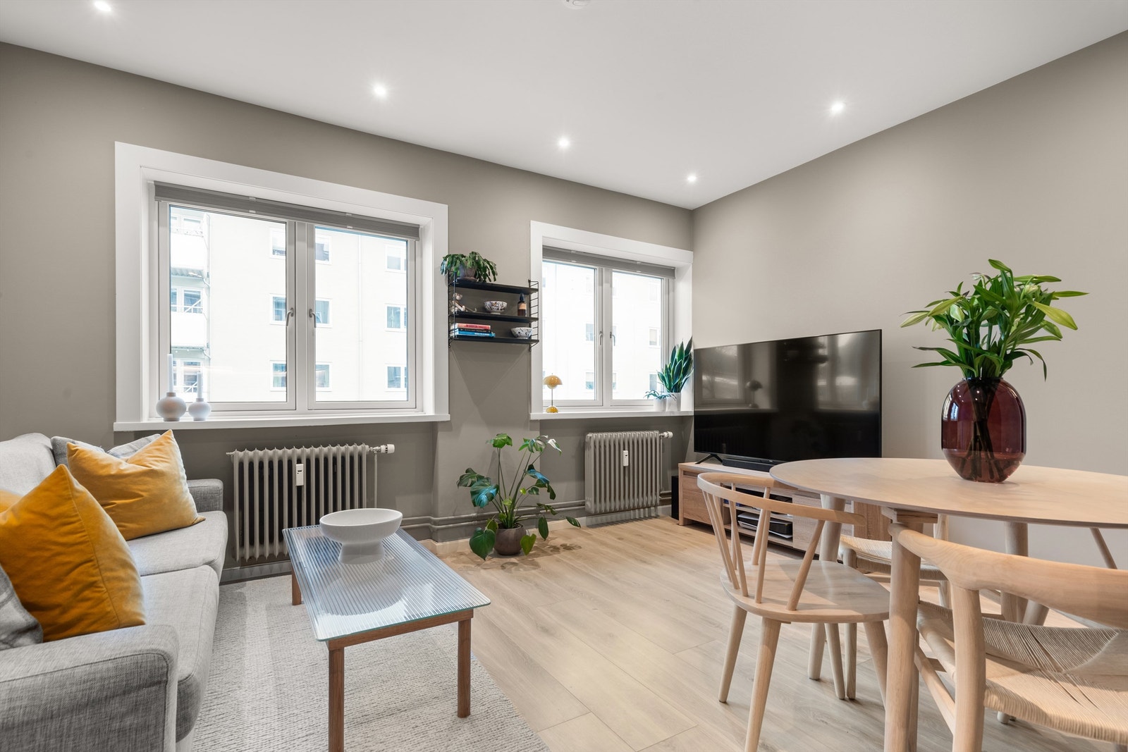 En delikat og tiltalende 2-roms på med ettertraktet beliggenhet på Sofienberg. Boligen ble totalrenovert i 2022 og holder en svært høy standard. Galleribilde