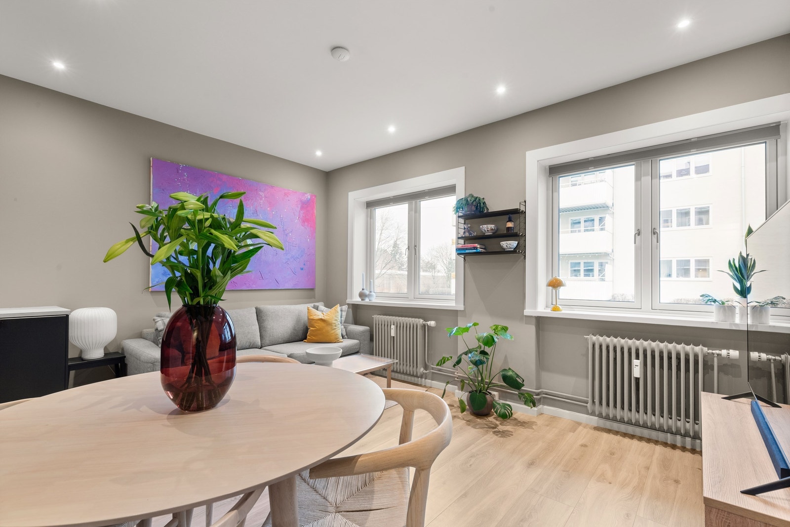 Stuen er romslig med god planløsning og kan enkelt innredes med en hyggelig sofagruppe med tilhørende sofabord og annet ønskelig stuemøblement. Galleribilde