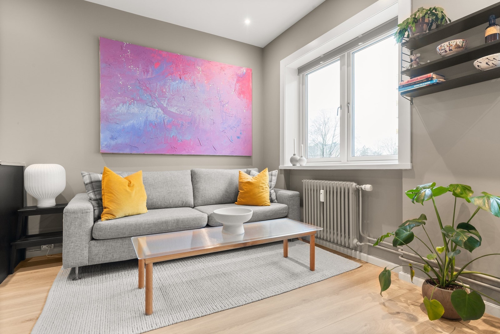 Det er store vindusflater som slipper inn rikelig med lys og skaper en lys og luftig atmosfære i stuen. Galleribilde