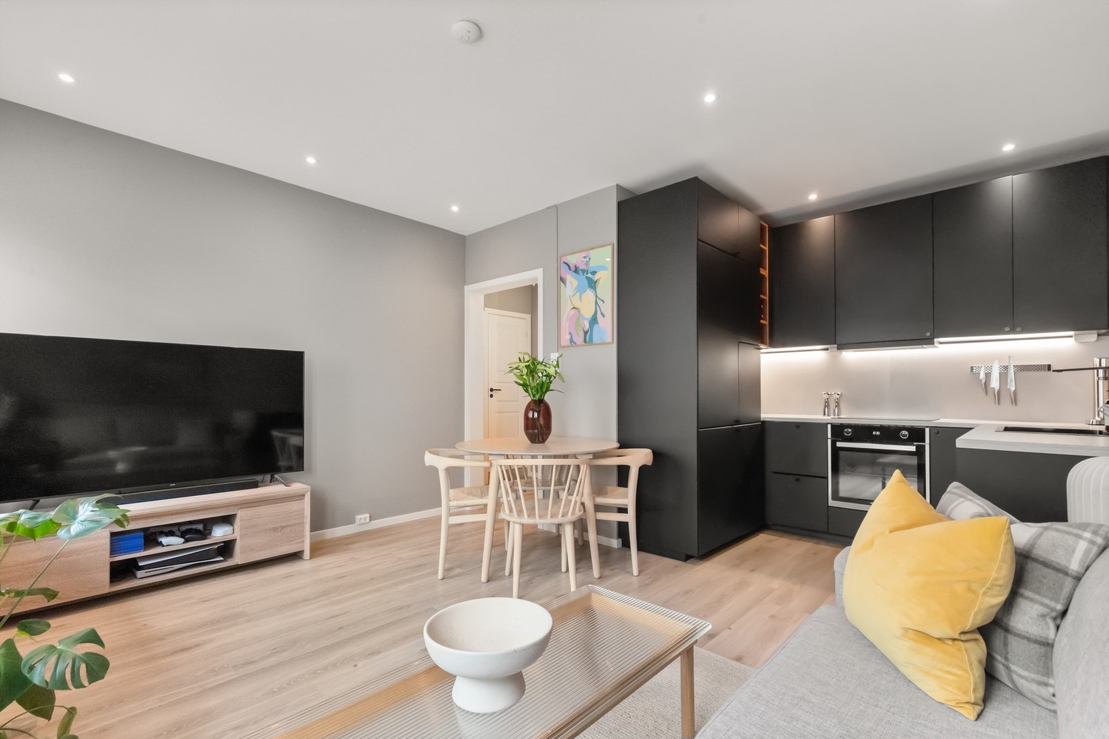 I fin overgang mellom stue og kjøkken er det en naturlig plass for å innrede med en spisegruppe der venner og familie kan inviteres på middagsselskaper. Galleribilde