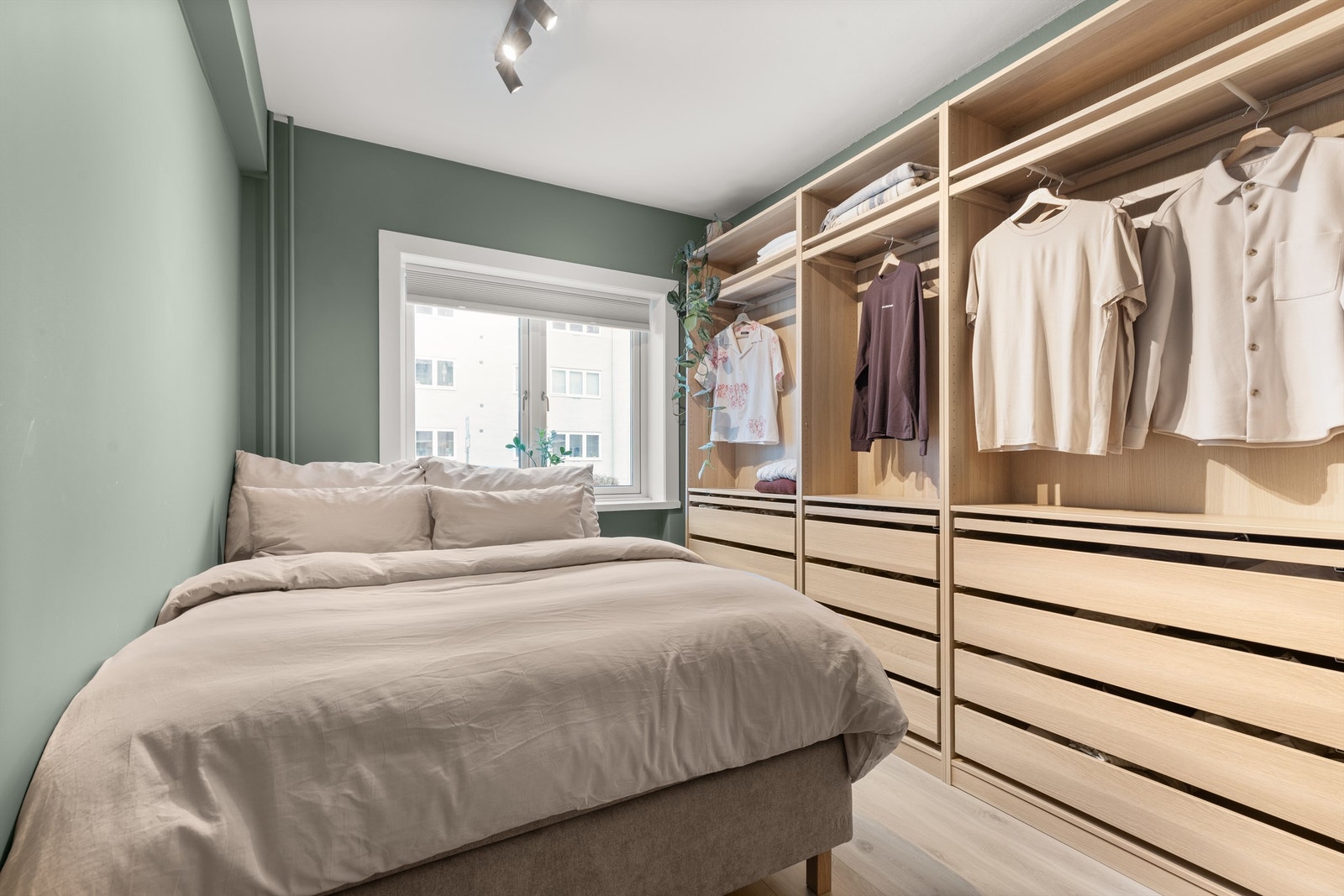 Soverommet er av god størrelse og kan enkelt innredes med dobbeltseng med tilhørende nattbord. Det er rikelig med oppbevaringsplass i en svært romslig garderobeløsning. Galleribilde