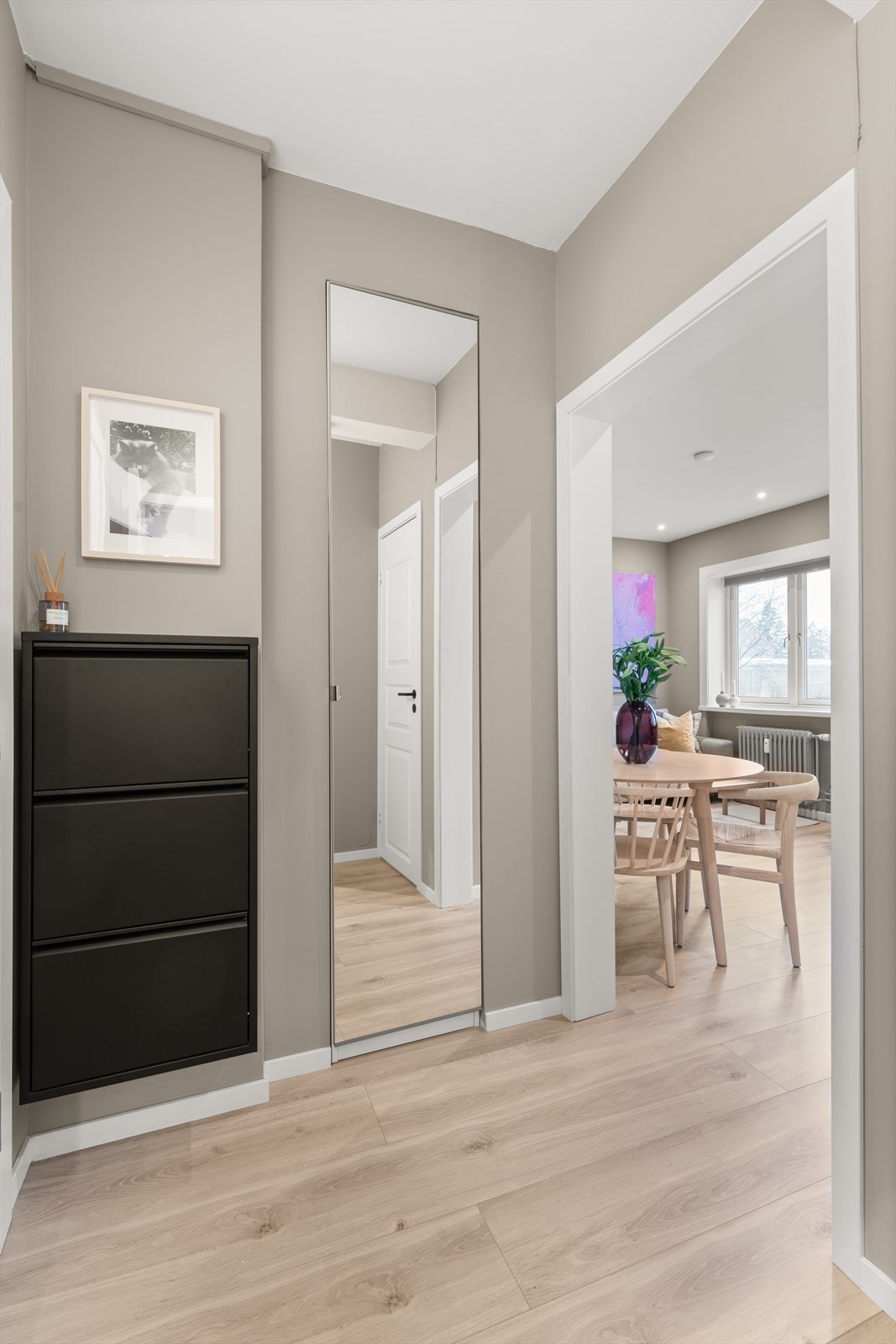 Velkommen inn! Leilighetens entré er lys og innbydende og gir et godt førsteinntrykk av boligen. Galleribilde