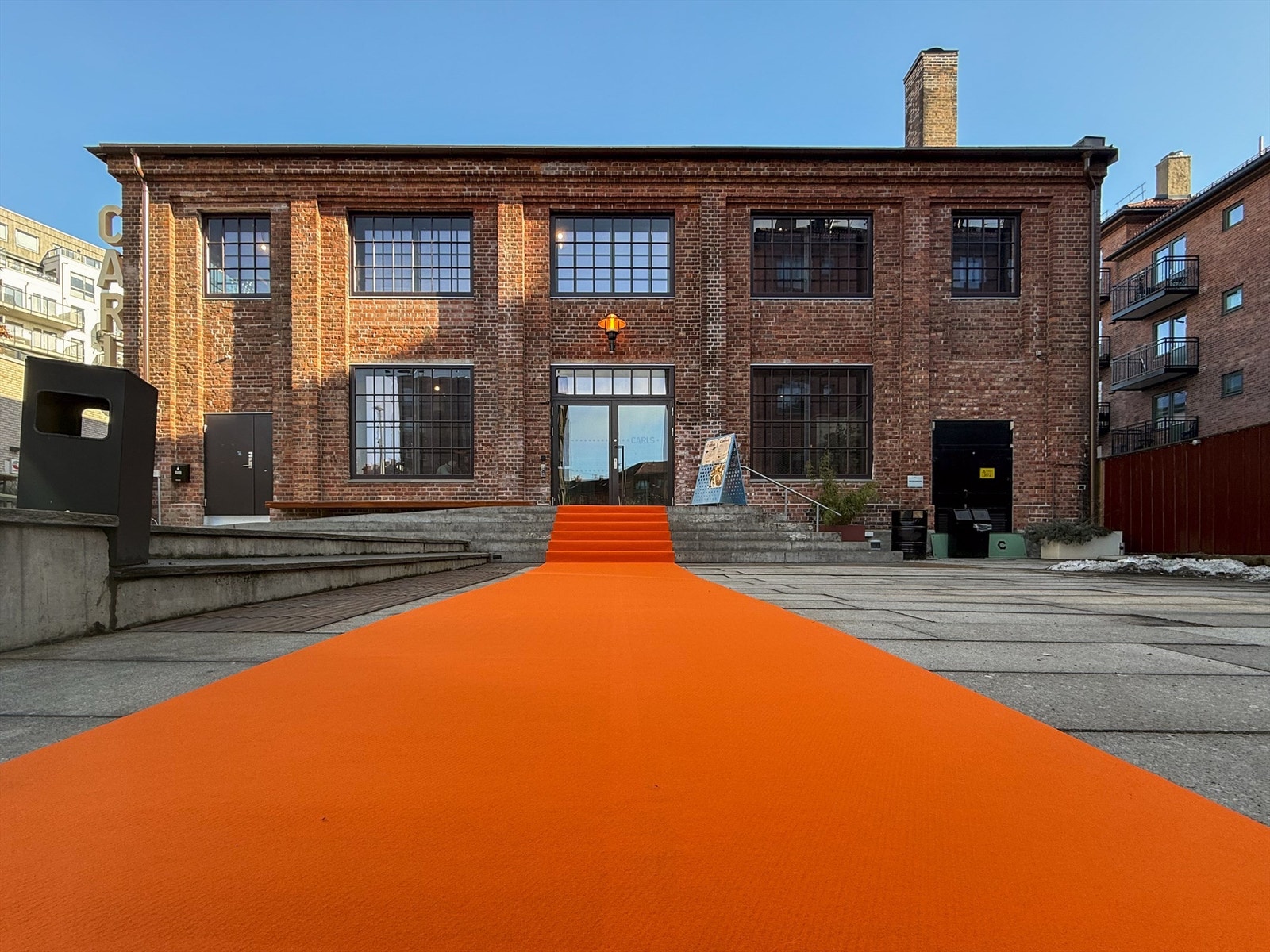 På Carl Berners plass ligger også nyåpnede Carls. Her arrangeres en rekke arrangementer med blant annet fotballkamper på storskjerm og god stemning. Galleribilde