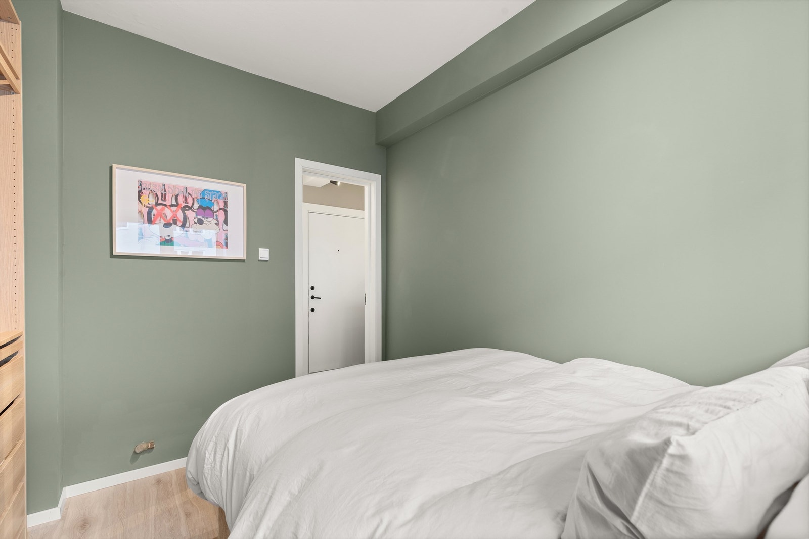 Rommet er holdt i duse nyanser - perfekte for soverommet! Galleribilde