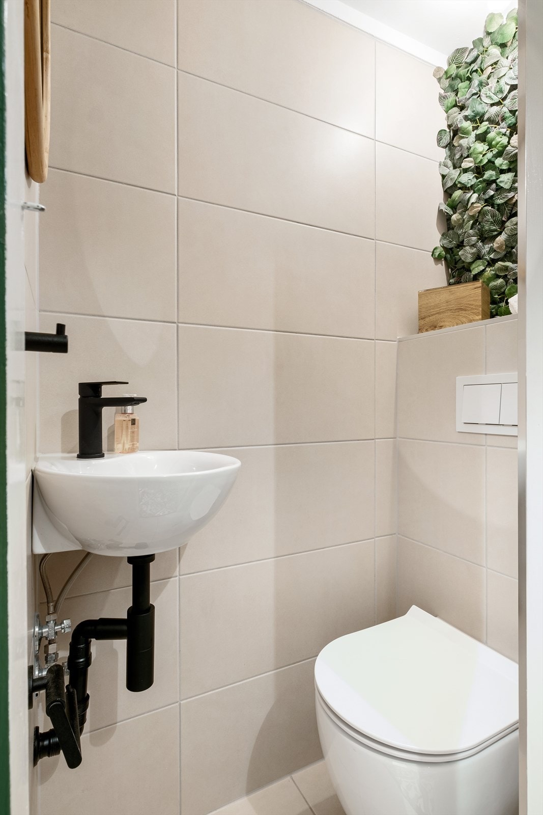 Separat toalettrom fra 2021 med varme i gulvet. Toalettrommet er innredet med vegghengt klosett og servant. Naturlig avtrekk. Galleribilde