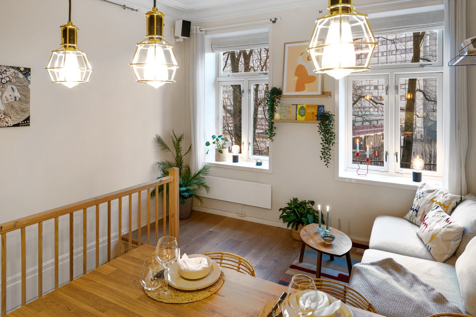 Store vindusflater som gir rikelig med luft og lys. Galleribilde