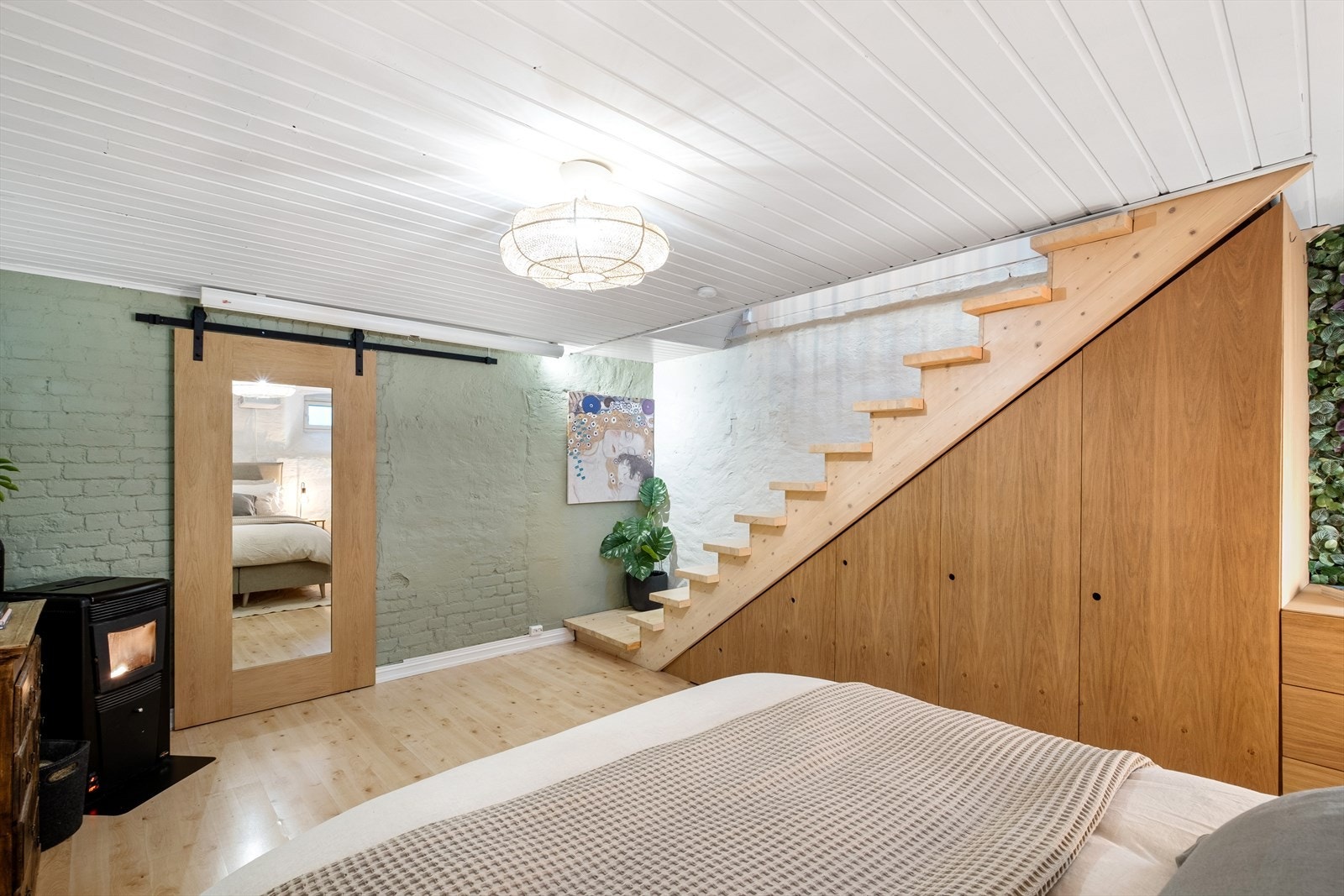 Masse oppbevaringsplass i plassbygd garderobeløsning fra Fjorens Møbelsnekker under trappen. Galleribilde