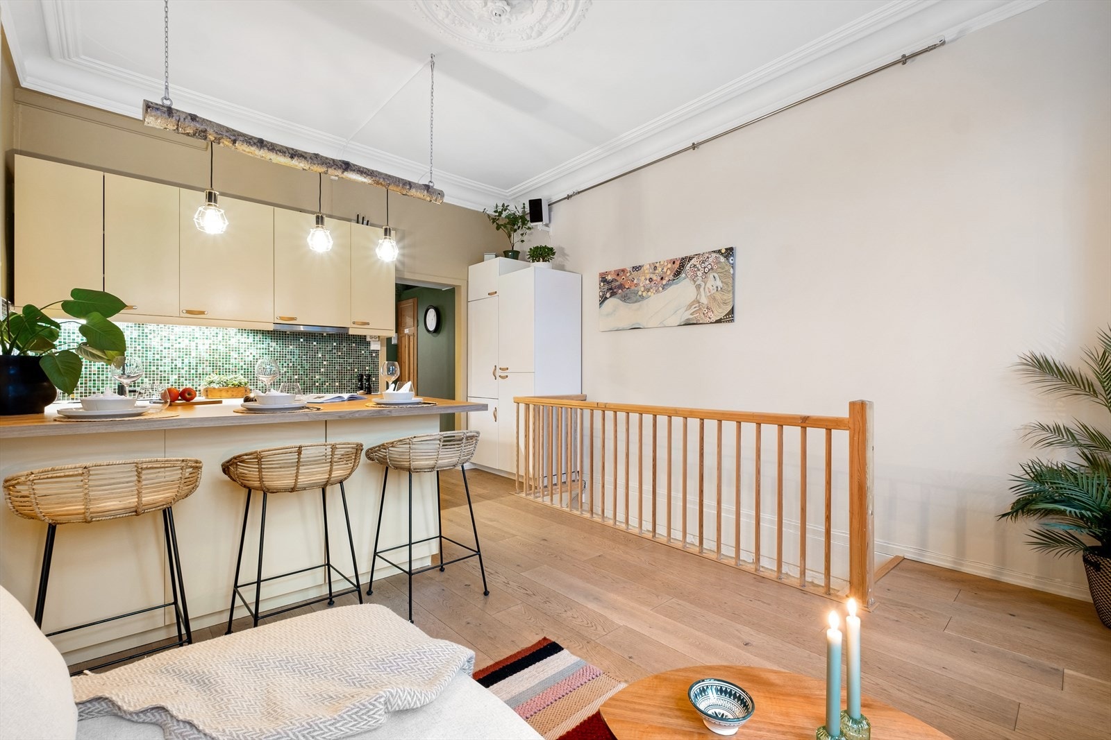 Lys og hyggelig stue med generøs takhøyde på ca. 3,14 meter som sikrer en luftig atmosfære! Galleribilde