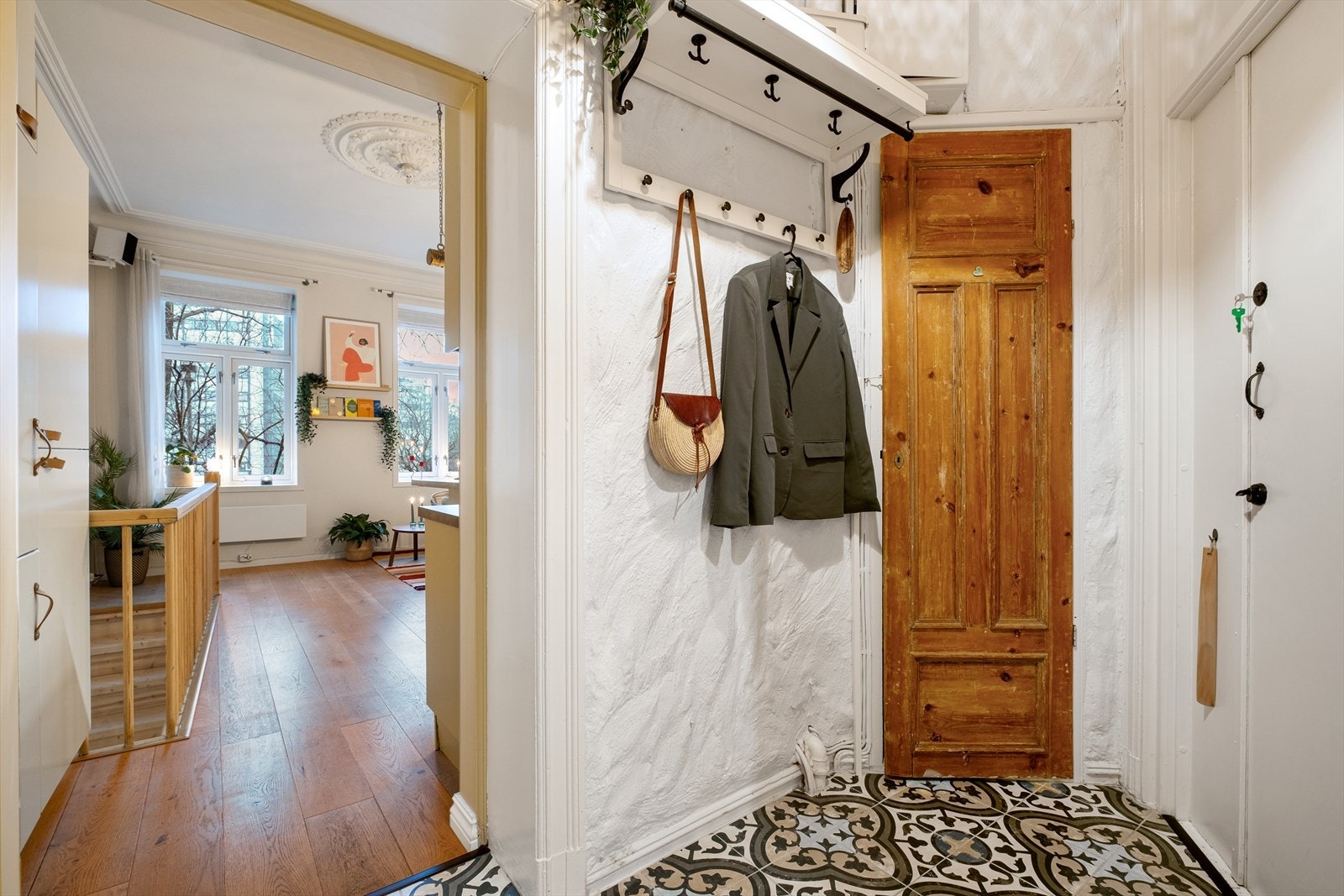 En lys og innbydende entré som gir et godt førsteinntrykk av leiligheten. Oppbevaring i skap. Galleribilde