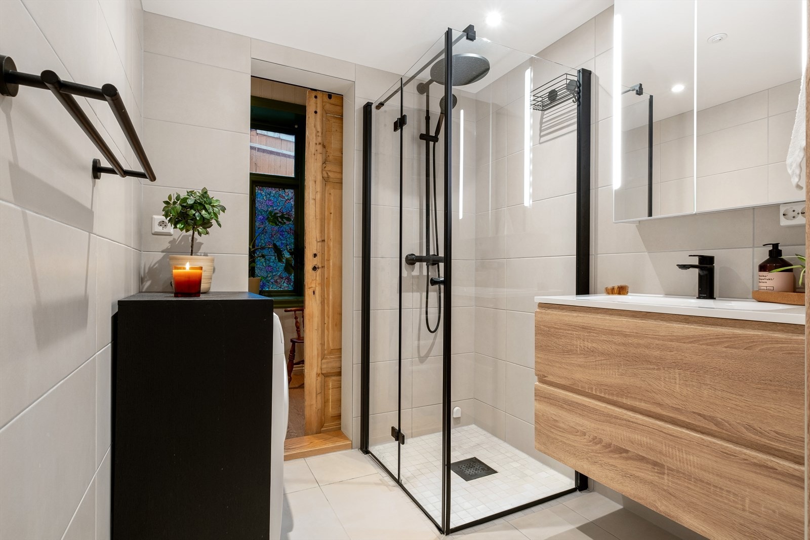 Delikat, flislagt bad fra 2021 med varme i gulvet og downlights i himling. Galleribilde