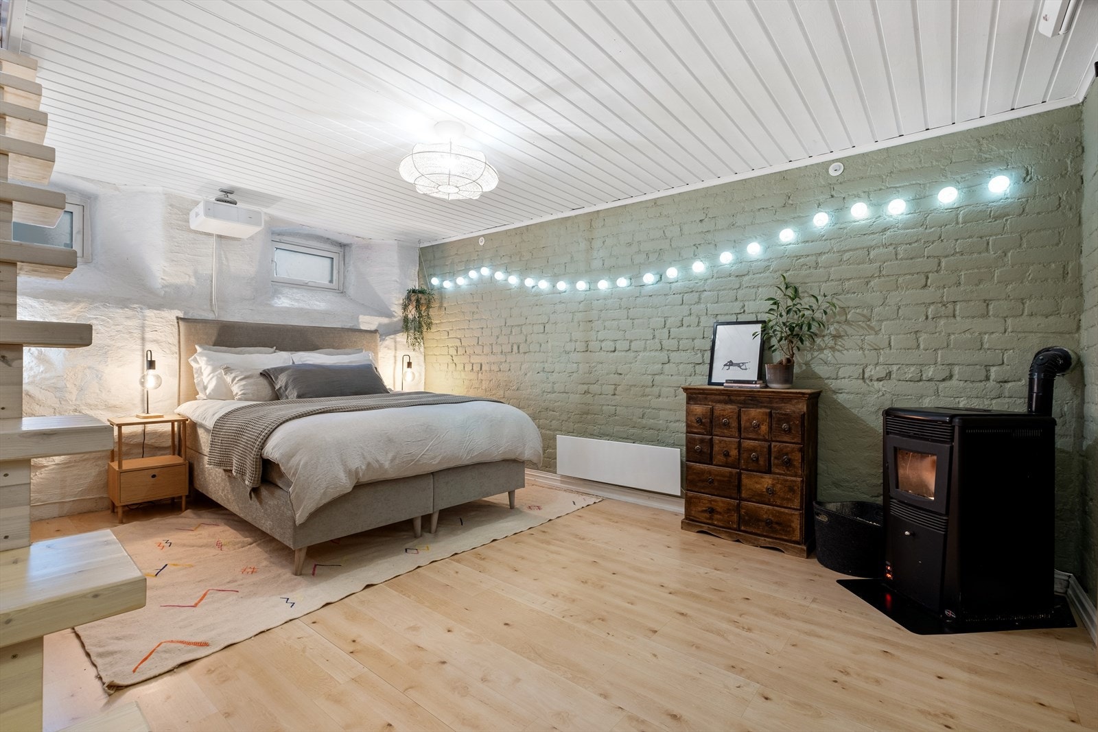 Rommet blir brukt som soverom. Det foreligger ferdigattest for bruksendring av kjeller til bolig datert 17.06.2016. Galleribilde