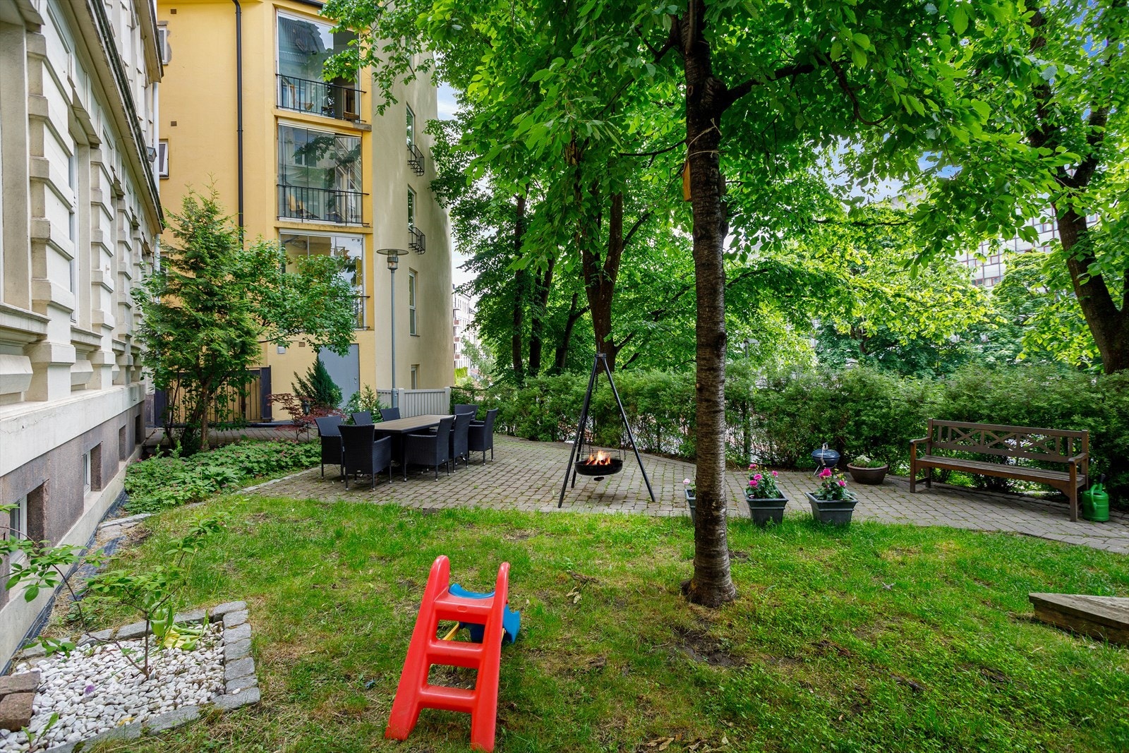 Trivelig bakgård under sommerstid. Galleribilde