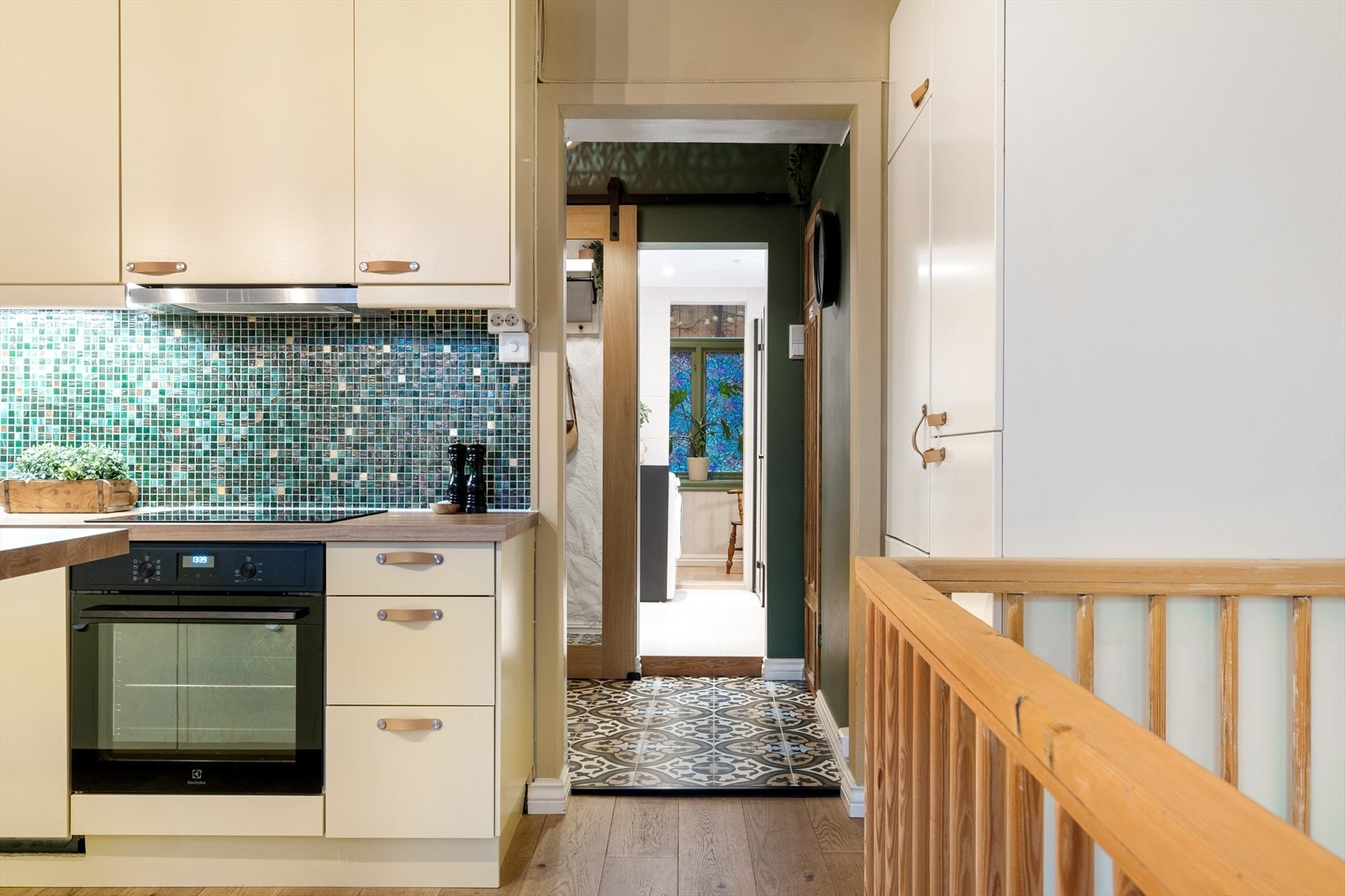 Av hvitevarer er det integrert induksjonstopp, stekeovn, oppvaskmaskin og kjøl/ fryseskap. Avtrekk over kokeplass. Galleribilde