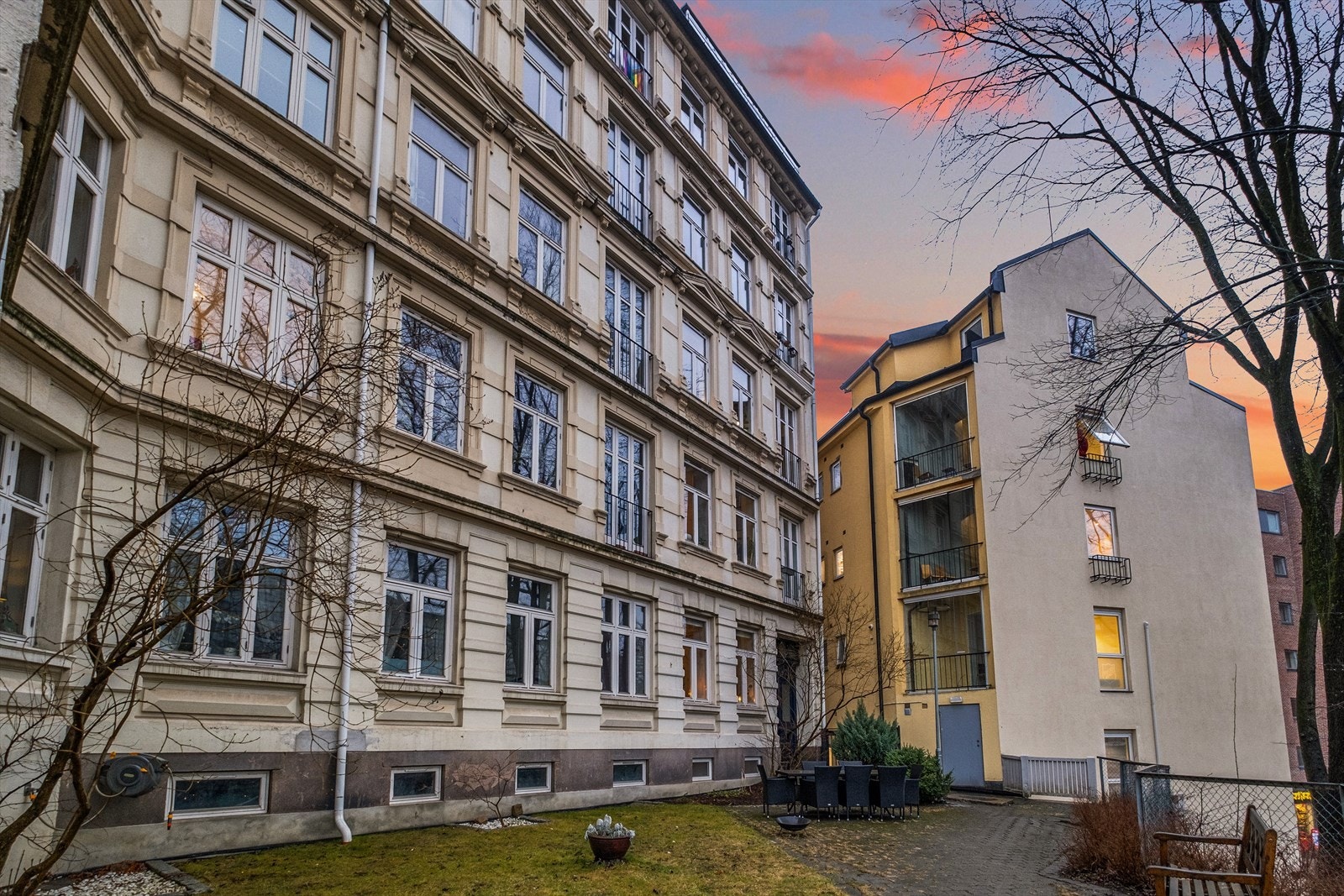 Perfekt leilighet for deg som ønsker et bredt utvalg av kollektivmuligheter, matbutikker, treningssenter, spisesteder og shopping i umiddelbar nærhet! Galleribilde