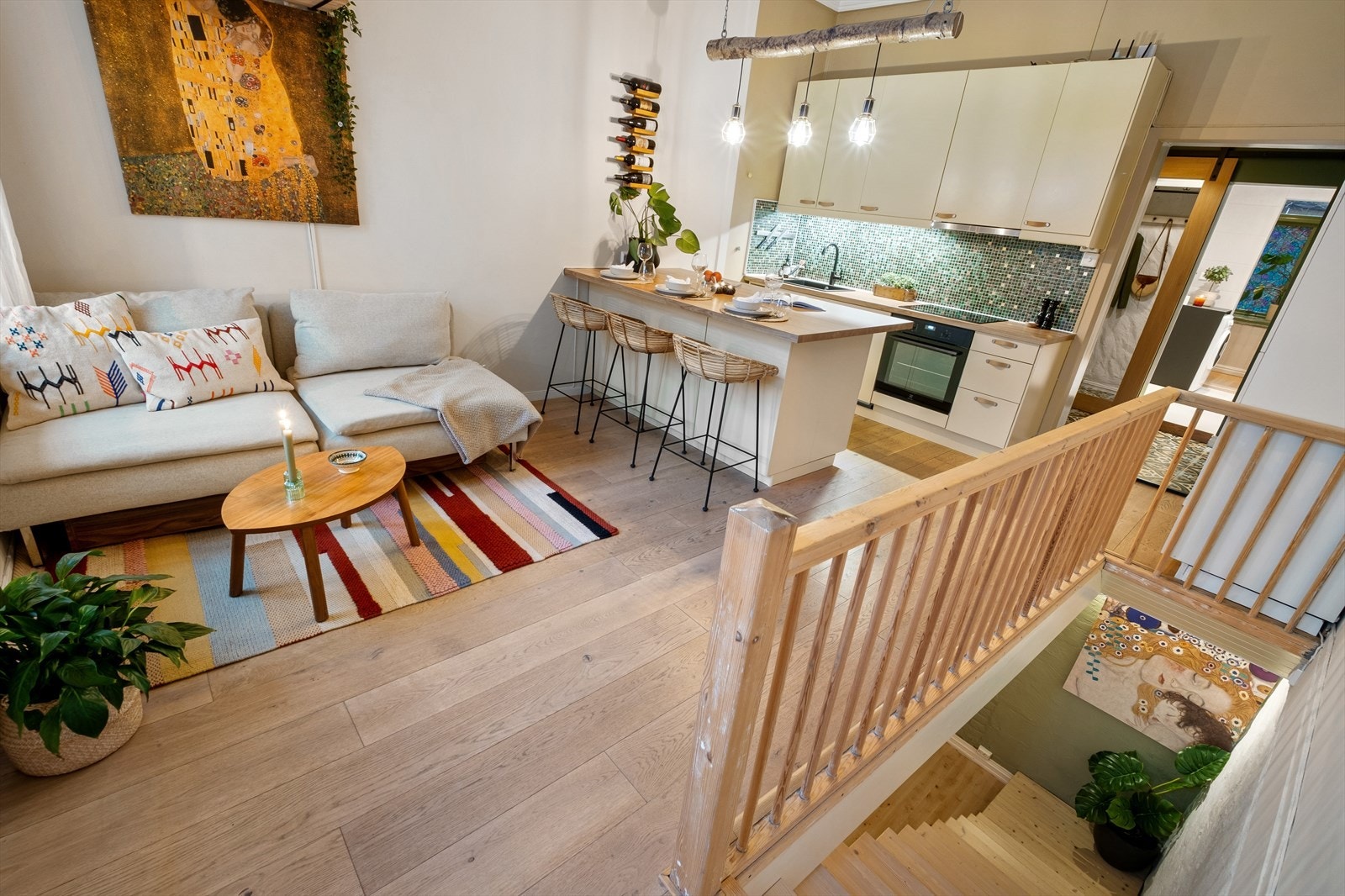 Stuen har er åpen løsning mot kjøkkenet som understreker en arealeffektiv planløsning. Galleribilde