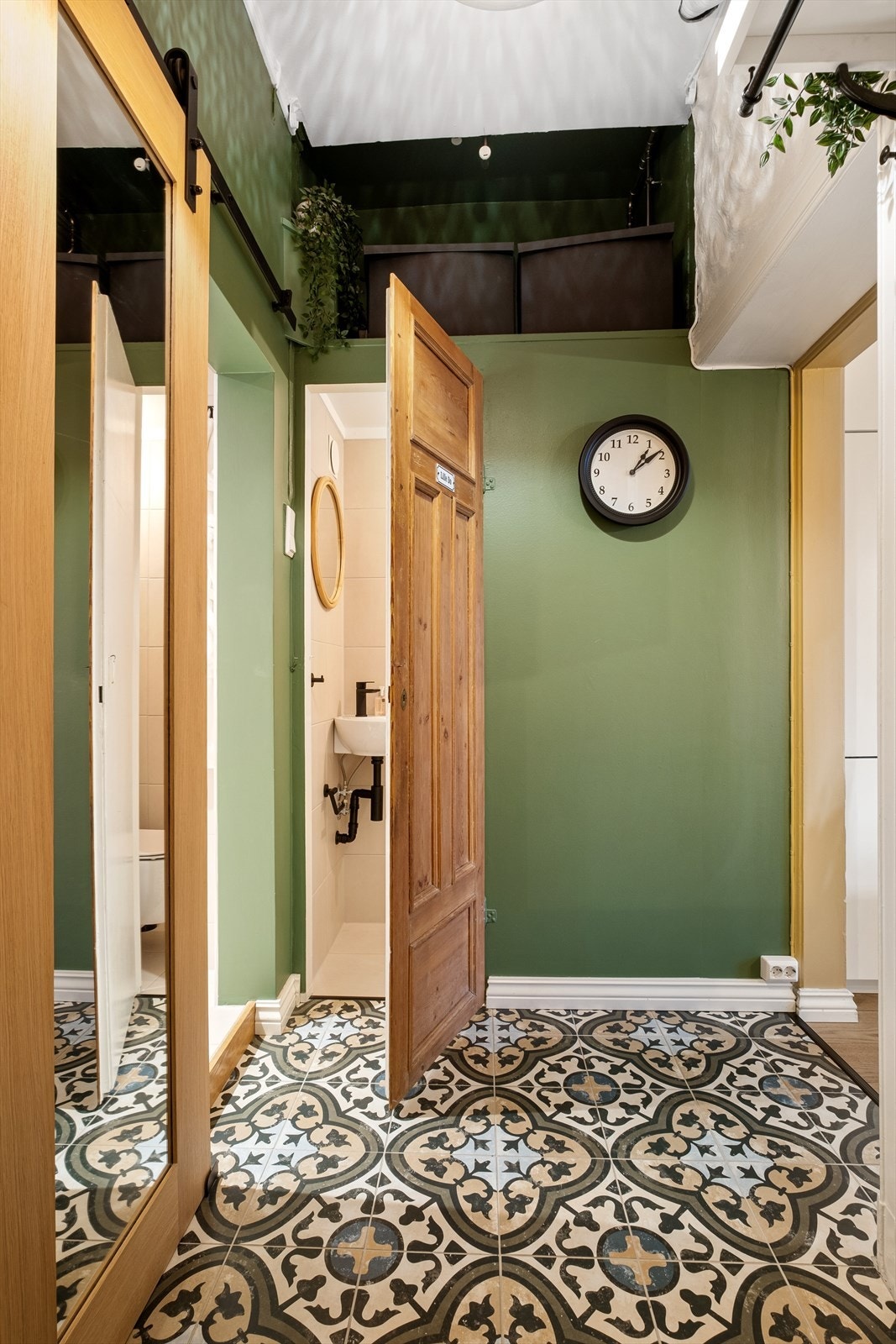 God plass til sko og yttertøy. Entréen er flislagt og har gulvvarme. Galleribilde