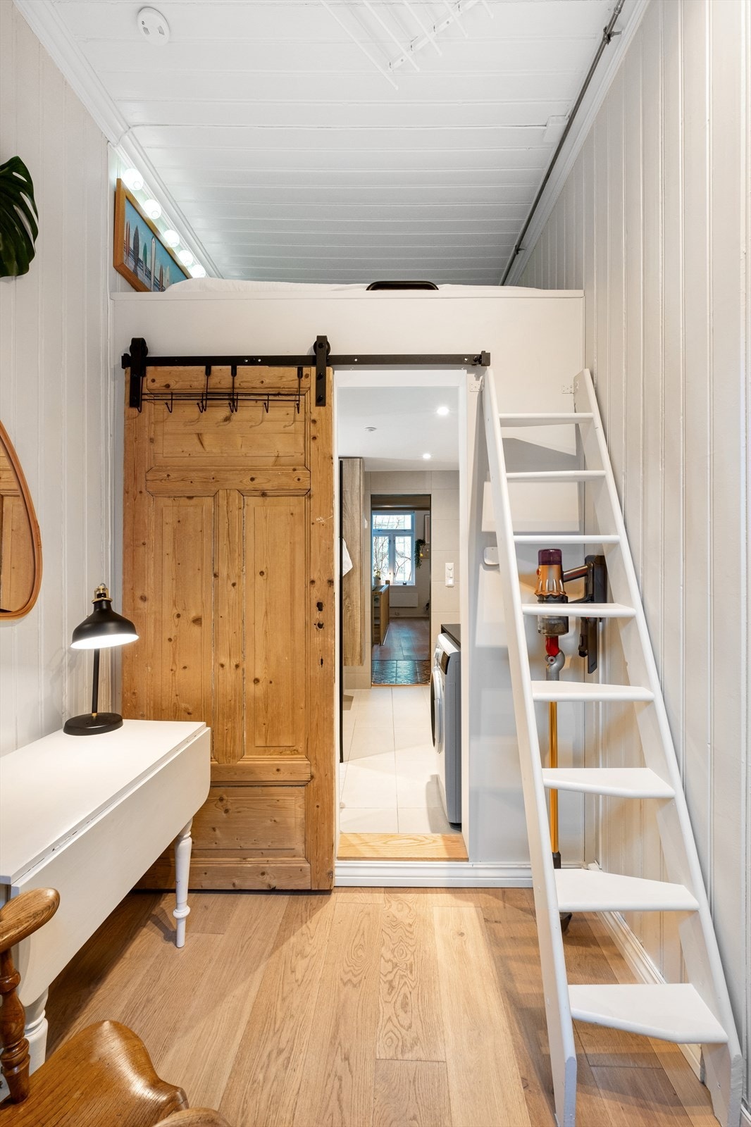 Stige opp til hems. Galleribilde