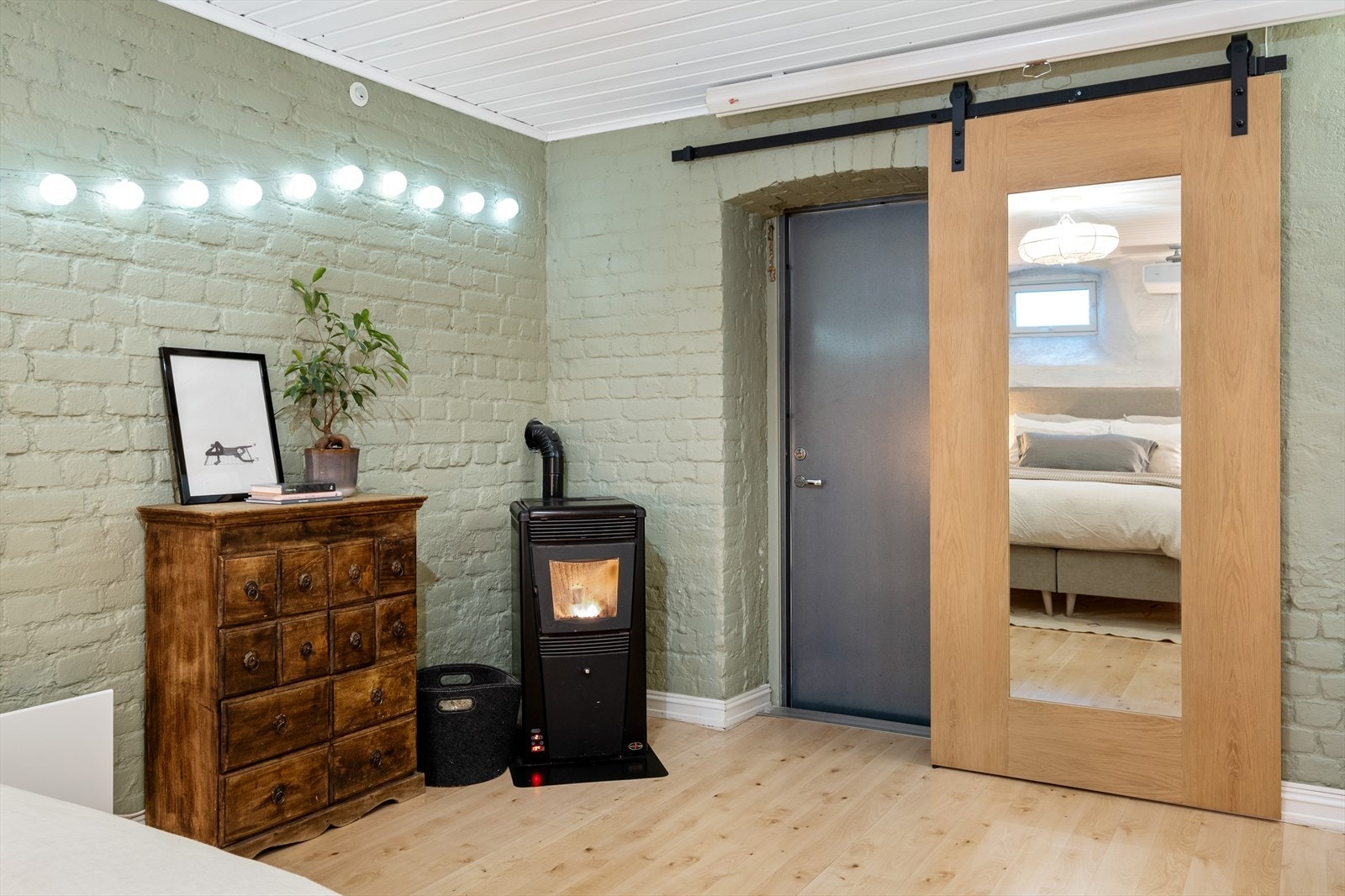 På soverommet er det installert projektor og lerret. Galleribilde