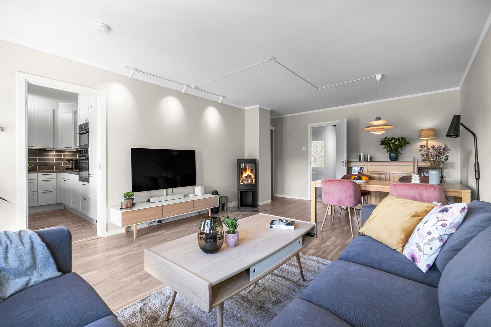 Stuen er stor og åpen med inngang til kjøkkenet Galleribilde