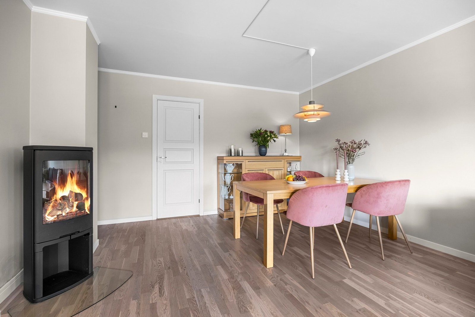 Stuen har en moderne peisovn for ekstra varme og hygge Galleribilde