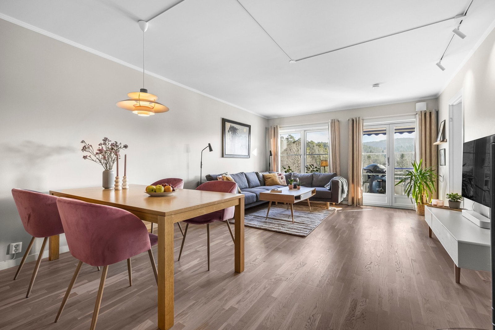 Velkommen inn i en pen og lys 3-roms toppleilighet Galleribilde