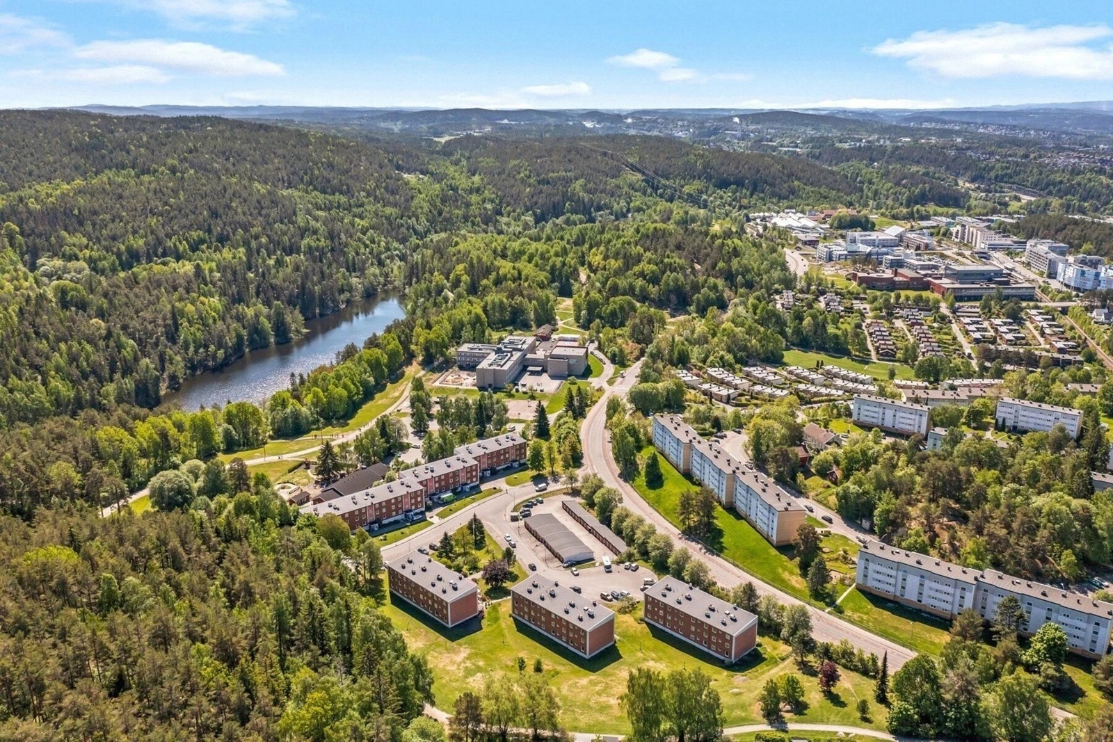 Leiligheten ligger fantastisk til med Østmarka og Nøklevann som nærmeste naboer Galleribilde