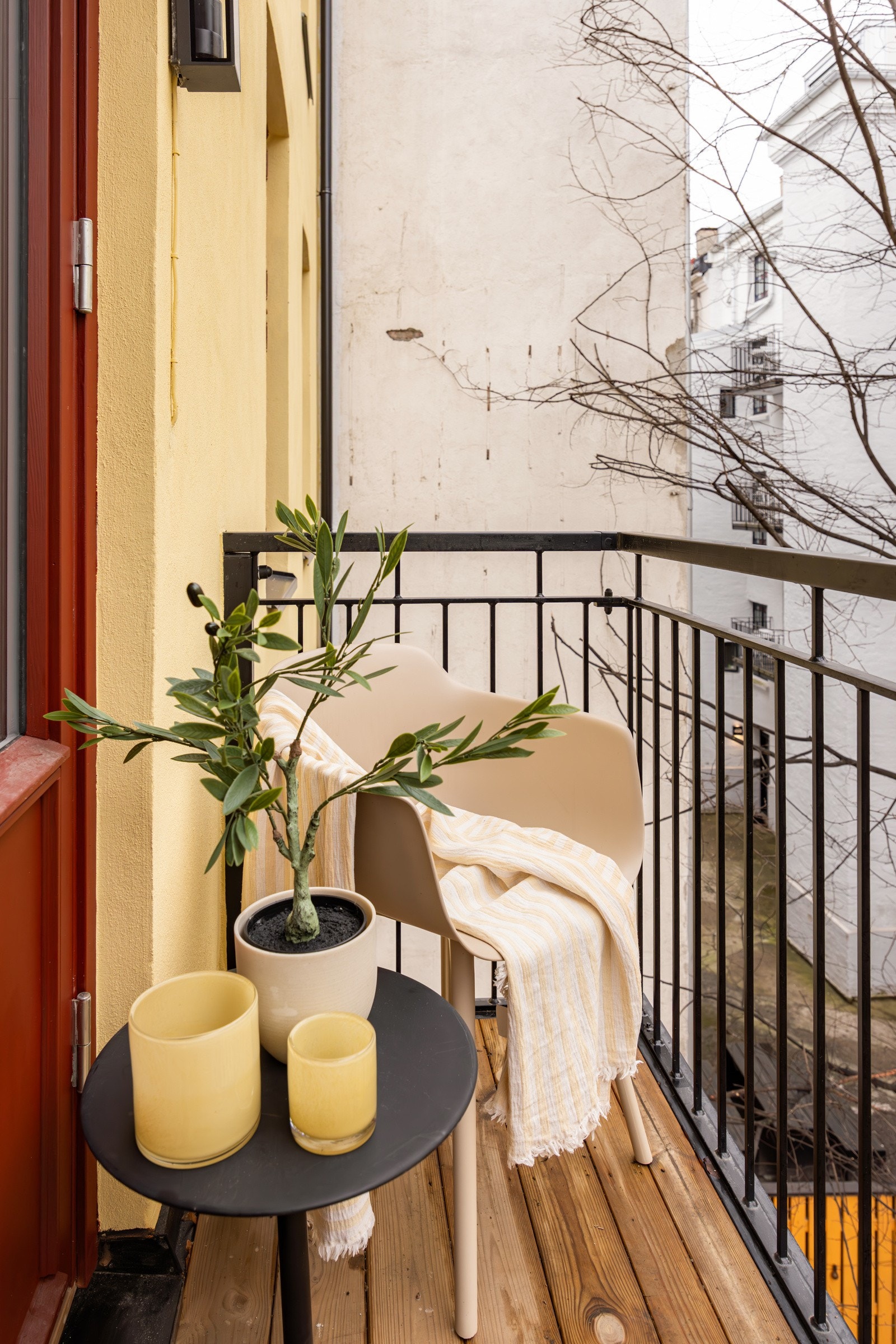 Utgang til østvendt balkong vendt mot skjermet gårdsrom. Galleribilde