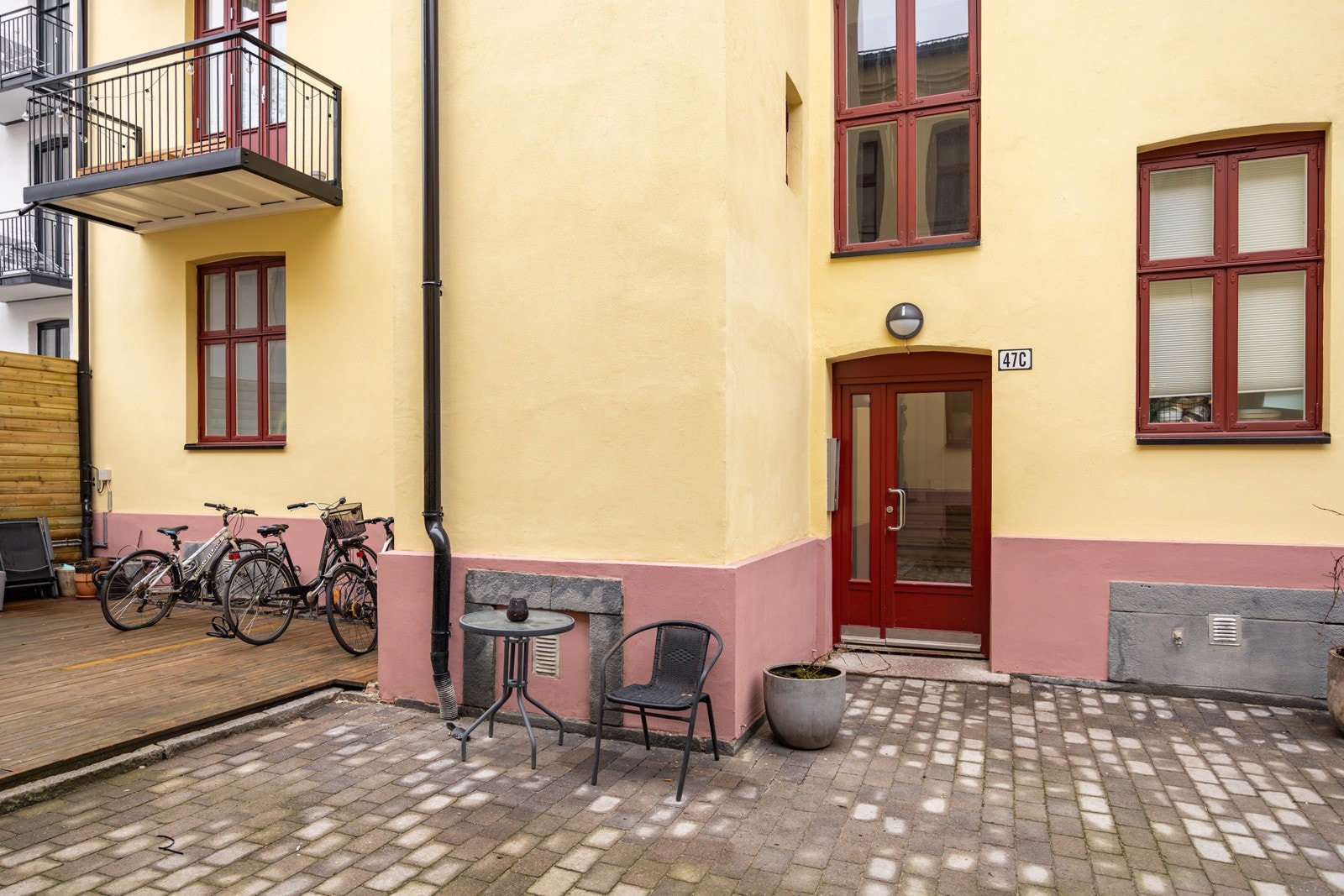 Bygget ligger i indre gårdsrom og det oppleves stille og rolig. Galleribilde