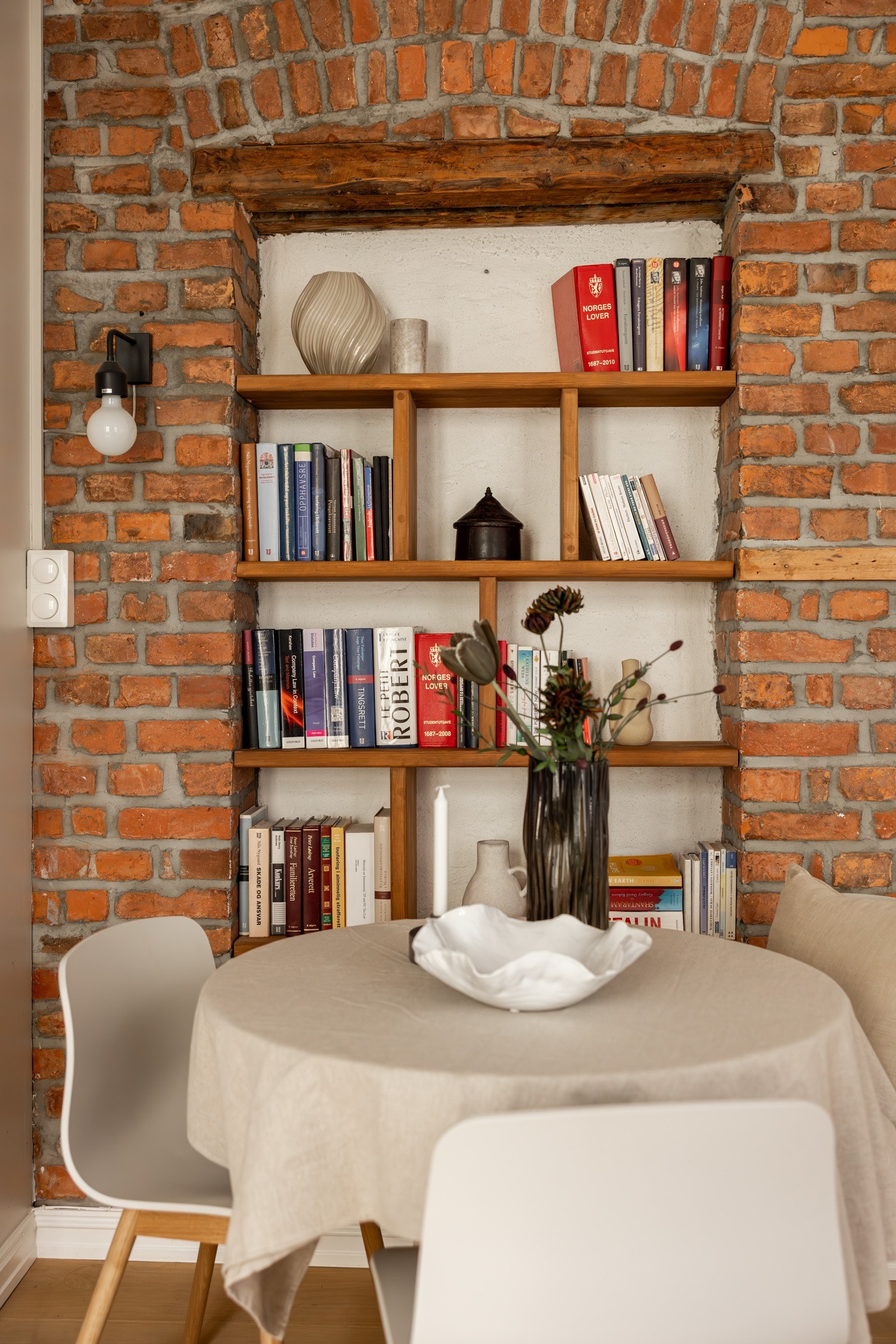 Lekre originale detaljer med teglstein og innfelt bokhylle. Galleribilde