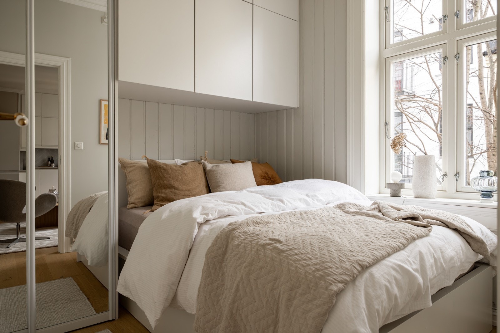 Lyst og innbydende soverom med plass til dobbeltseng. Godt med lagringsplass i praktiske garderobeskap. Galleribilde
