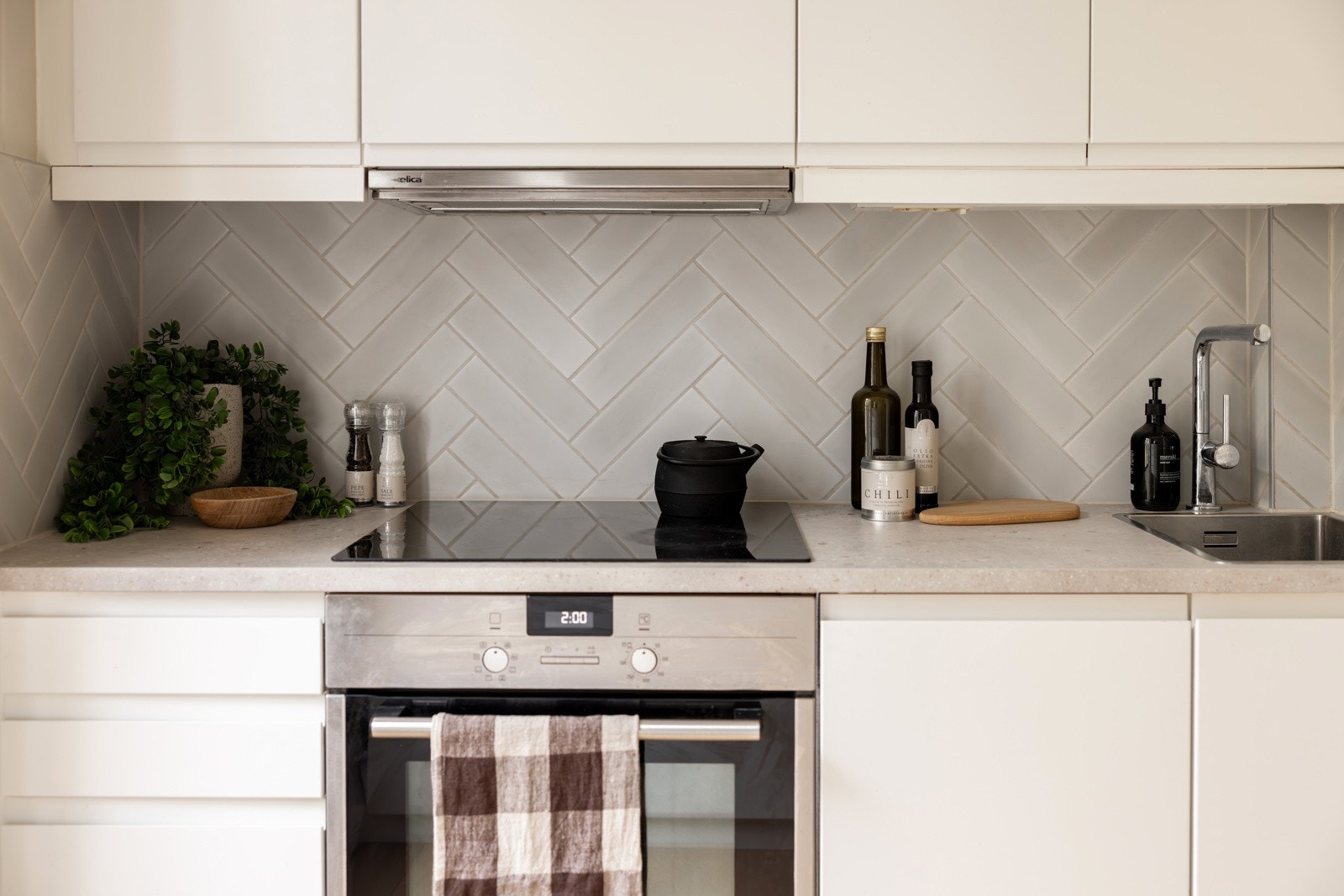 Kjøkkenet ble oppgradert i 2024 med nye kjøkkenfronter, benkeplater, fliser, oppvaskmaskin og armatur med uttrekkbar tut. Galleribilde