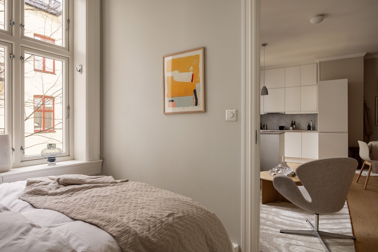 Rikelig med naturlig lys fra stort vindu med brede vinduskarmer. Galleribilde