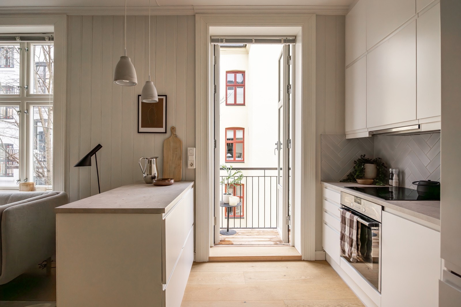 Praktisk kjøkkenhalvøy med gode arbeidsflater og ekstra oppbevaring. Galleribilde