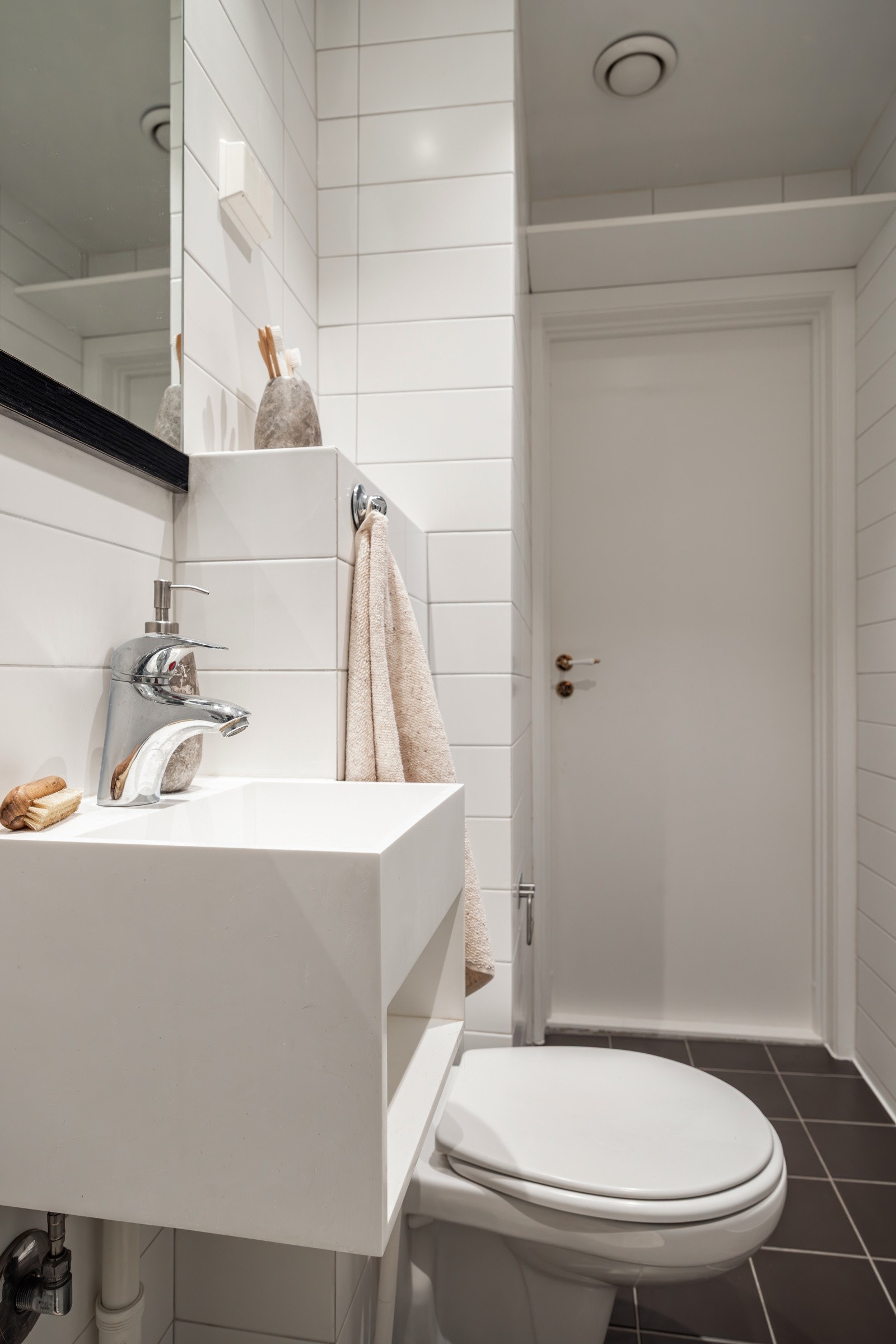 Det ble lagt ny silikon i dusj, langs vegg og vask i 2025. Galleribilde