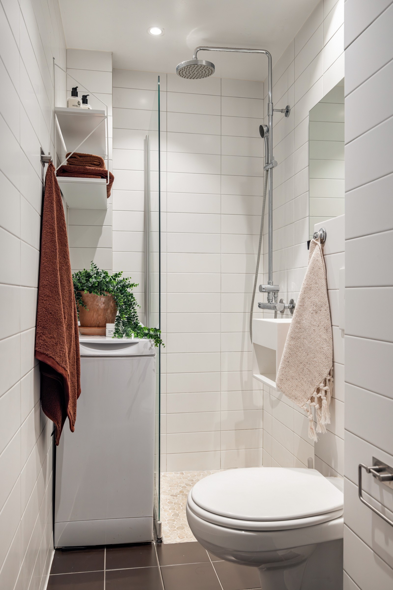 Flott, flislagt baderom med varme i gulvet. Galleribilde