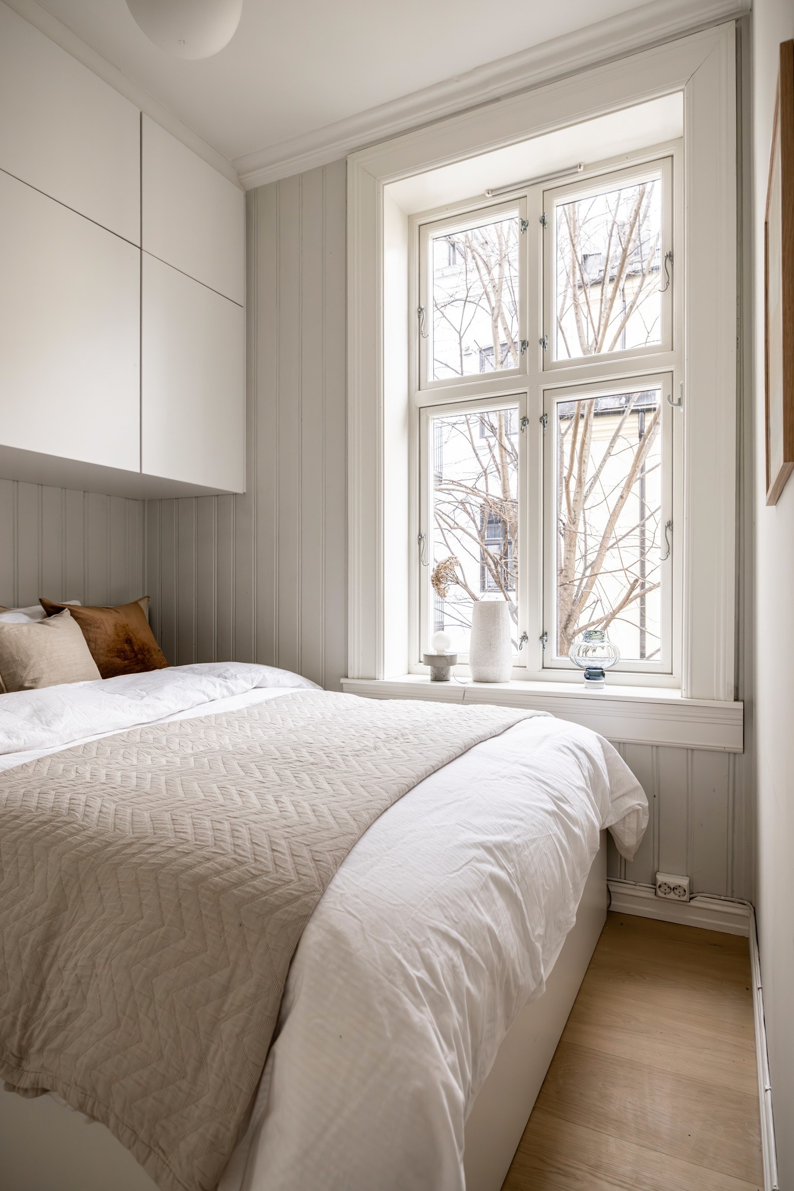 Flotte lysforhold på soverommet. Vinduet har krok med branntau som medfølger boligen. Galleribilde