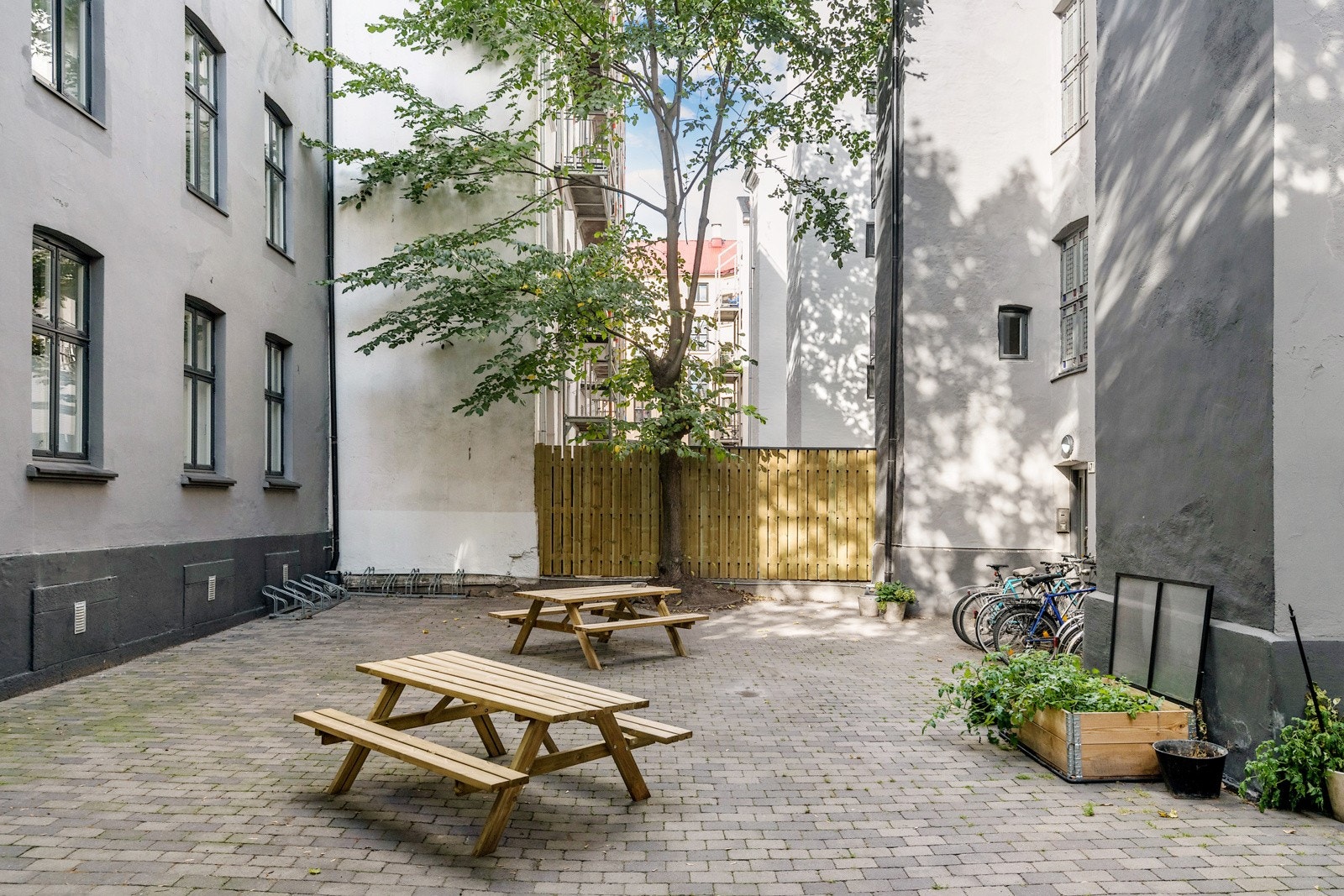 Gårdsrommet har flere sittegruper og mulighet for sykkelparkering. Galleribilde